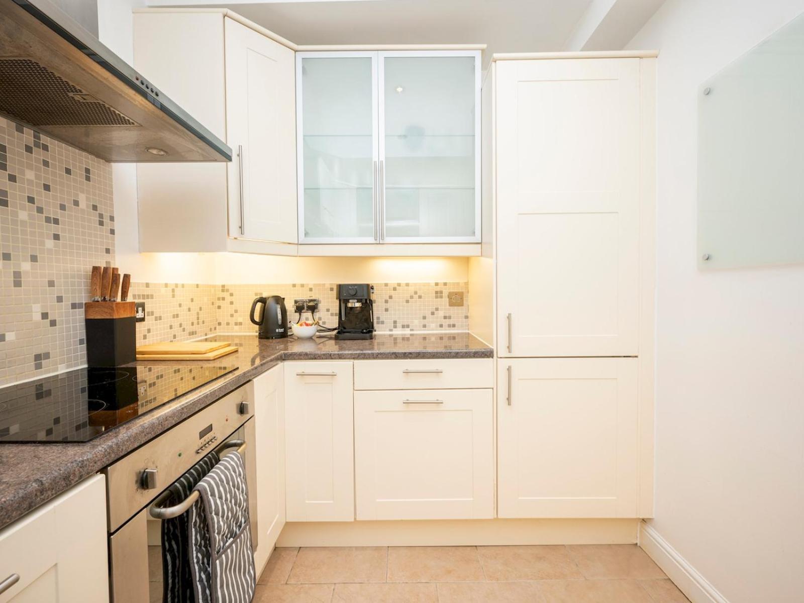 Gated Riverside Se16 With Parking Pass The Keys Apartment London