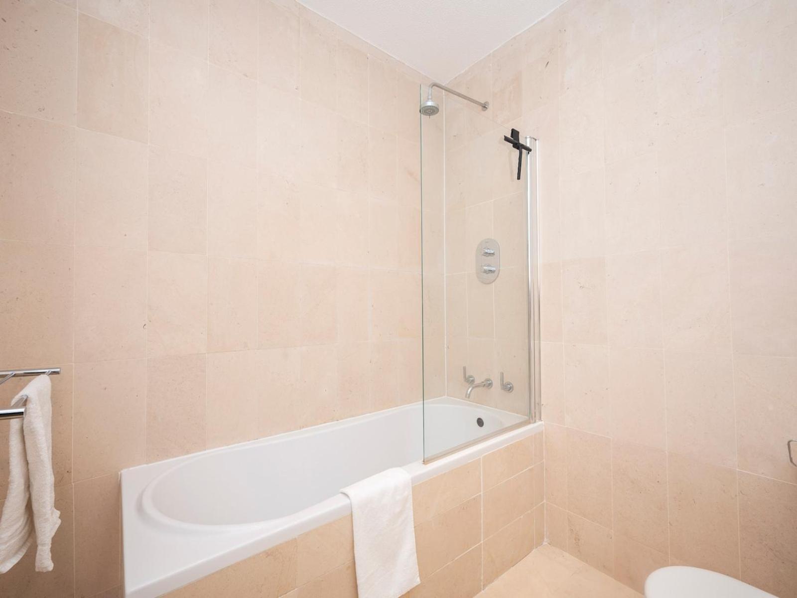 Gated Riverside Se16 With Parking Pass The Keys Apartment