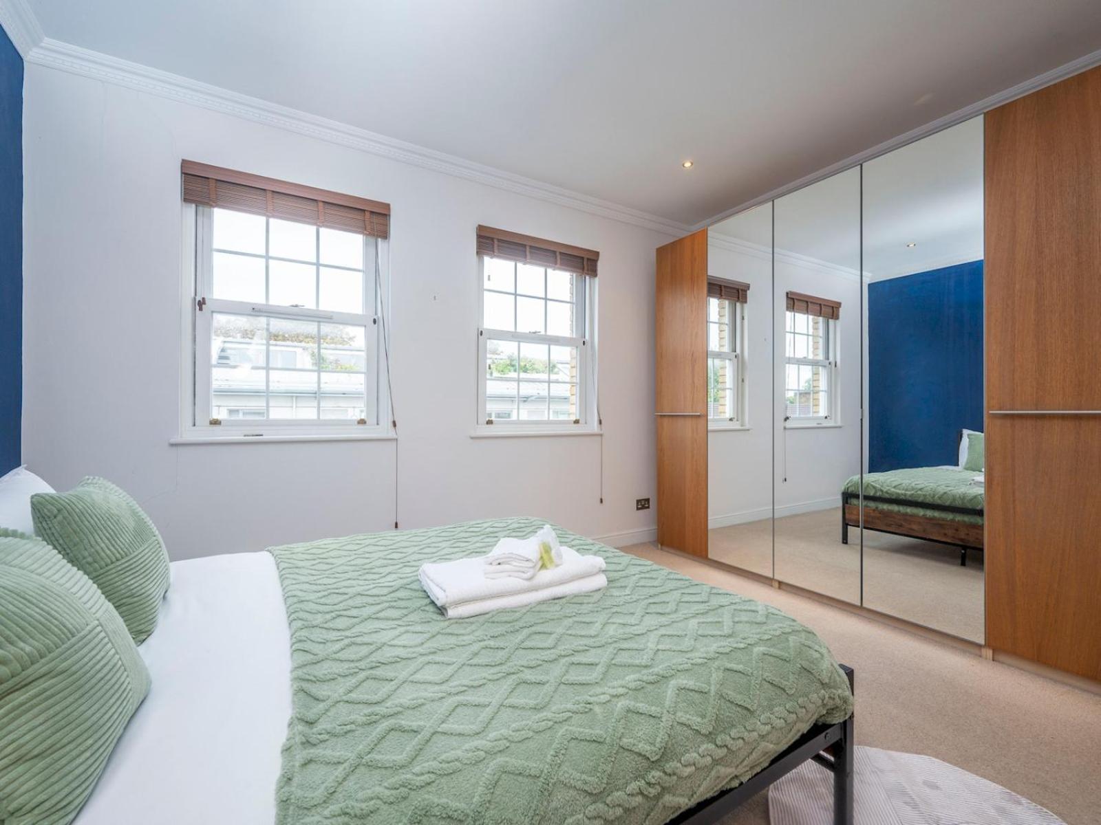 Gated Riverside Se16 With Parking Pass The Keys *