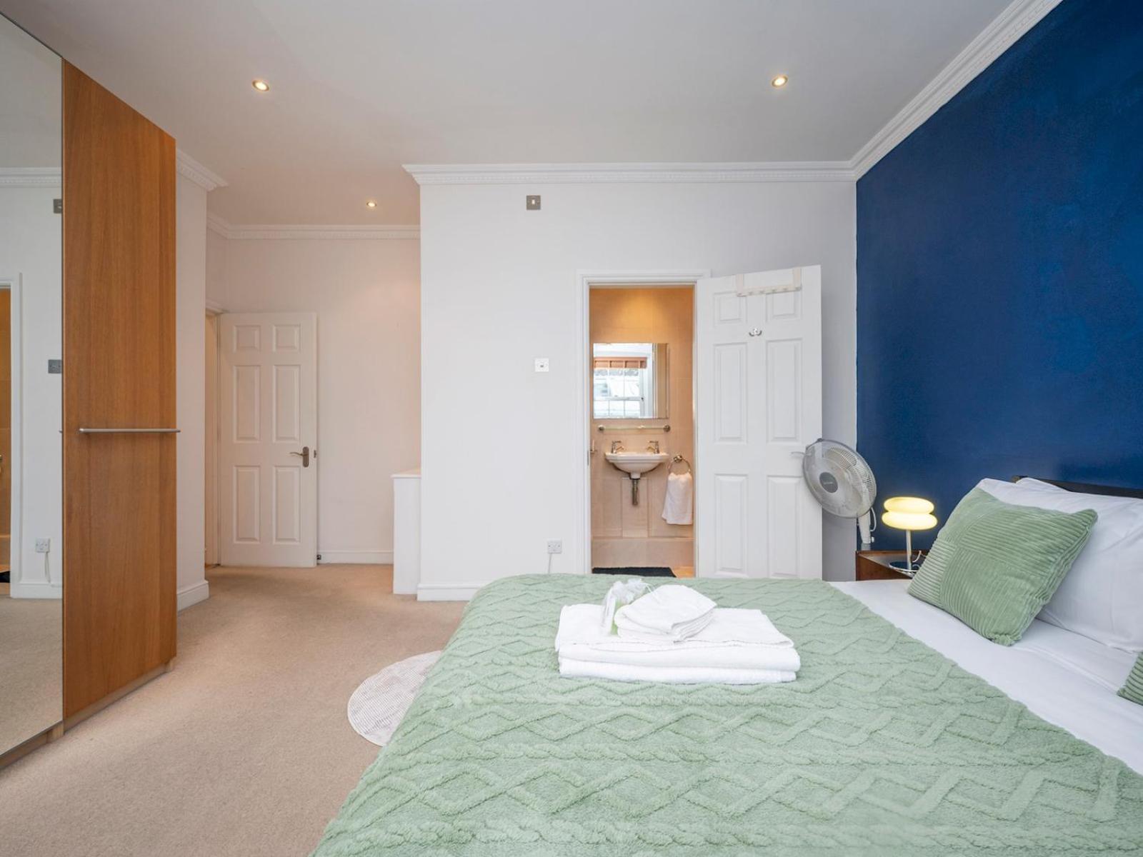 Gated Riverside Se16 With Parking Pass The Keys London