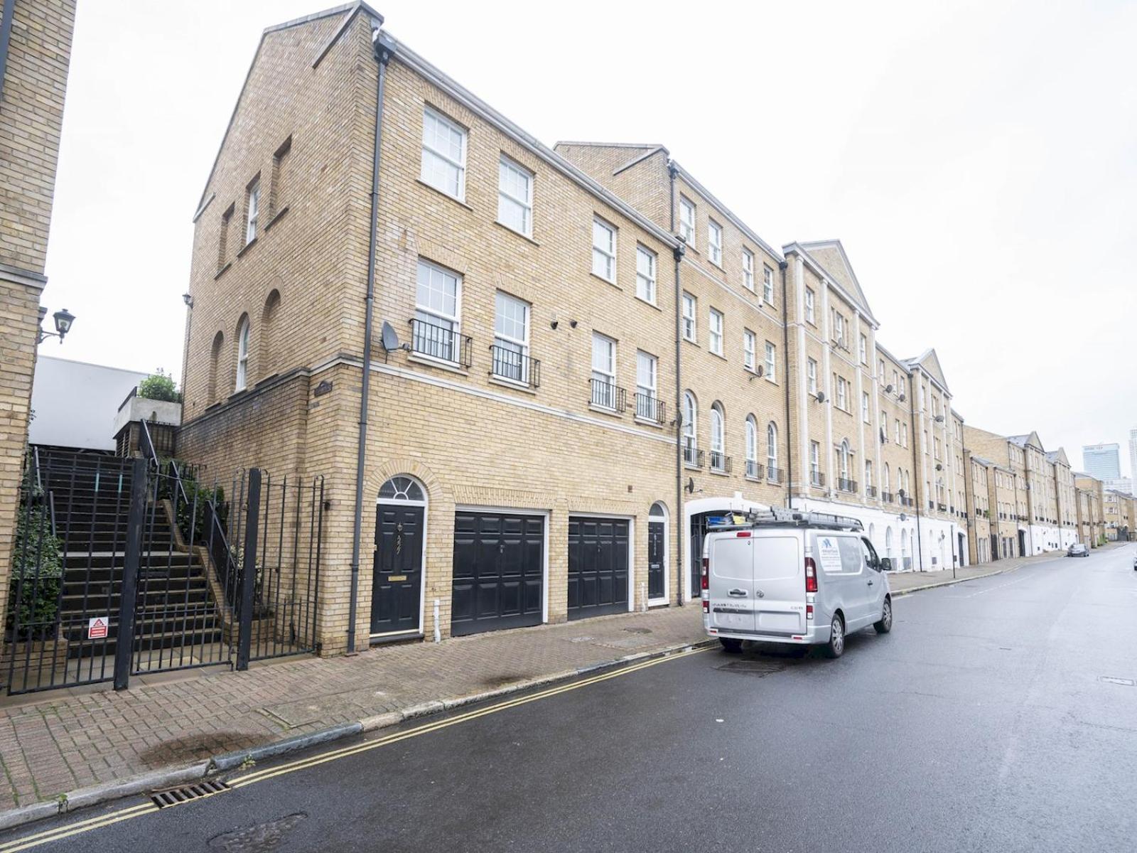 Apartment Gated Riverside Se16 With Parking Pass The Keys London