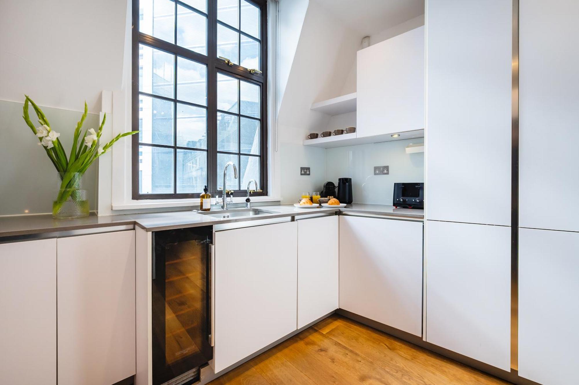 Luxury Aircon 3 Bedr, 4 Beds, 2 Bath Trafalgar Sq *