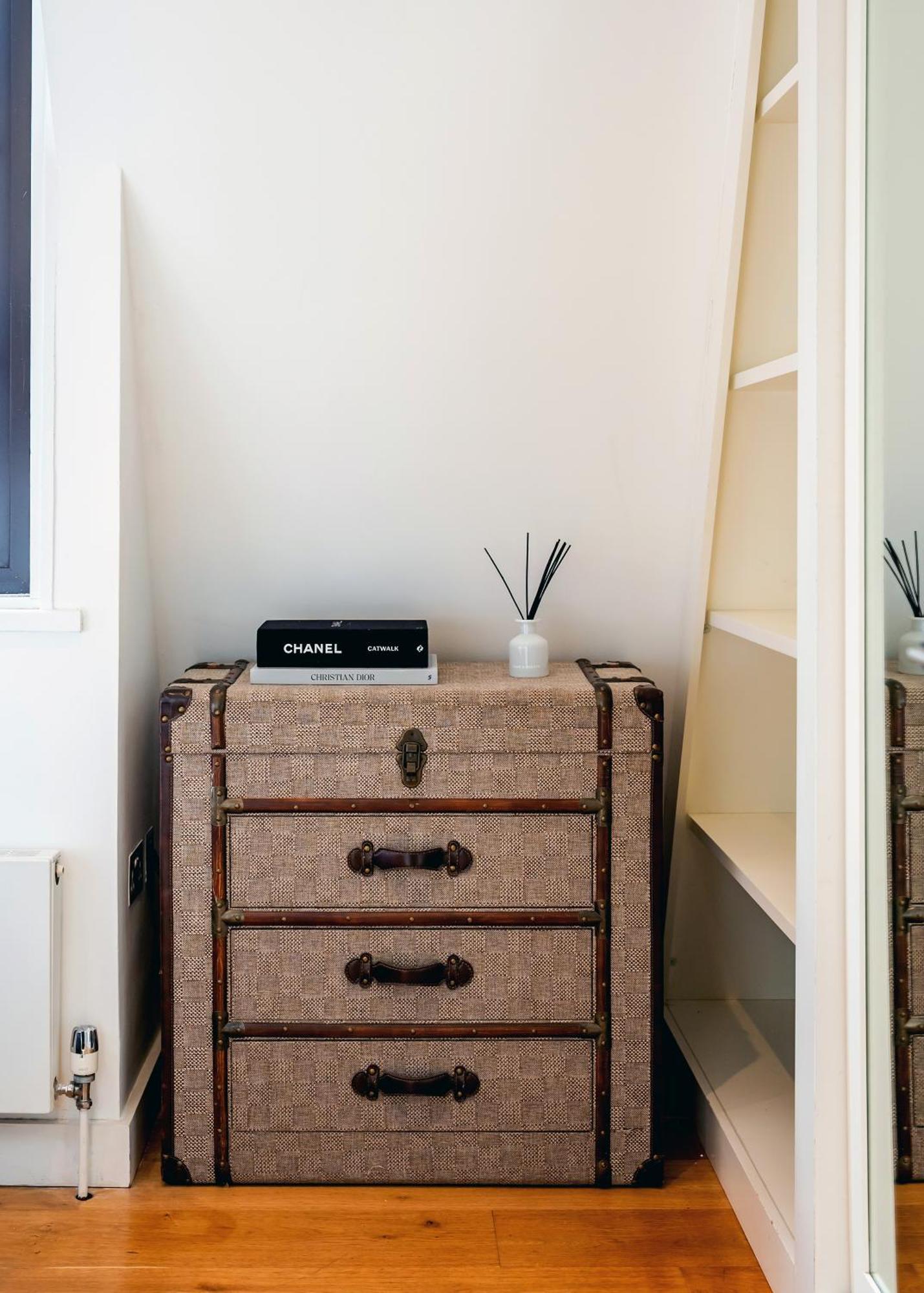 Luxury Aircon 3 Bedr, 4 Beds, 2 Bath Trafalgar Sq Apartment *
