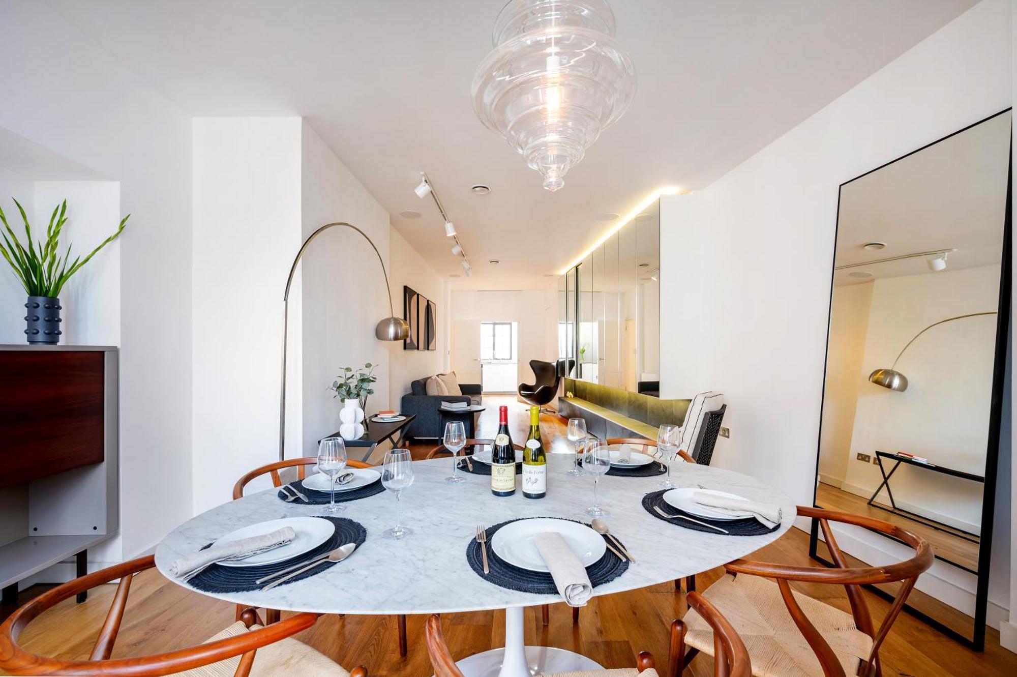 Luxury Aircon 3 Bedr, 4 Beds, 2 Bath Trafalgar Sq *