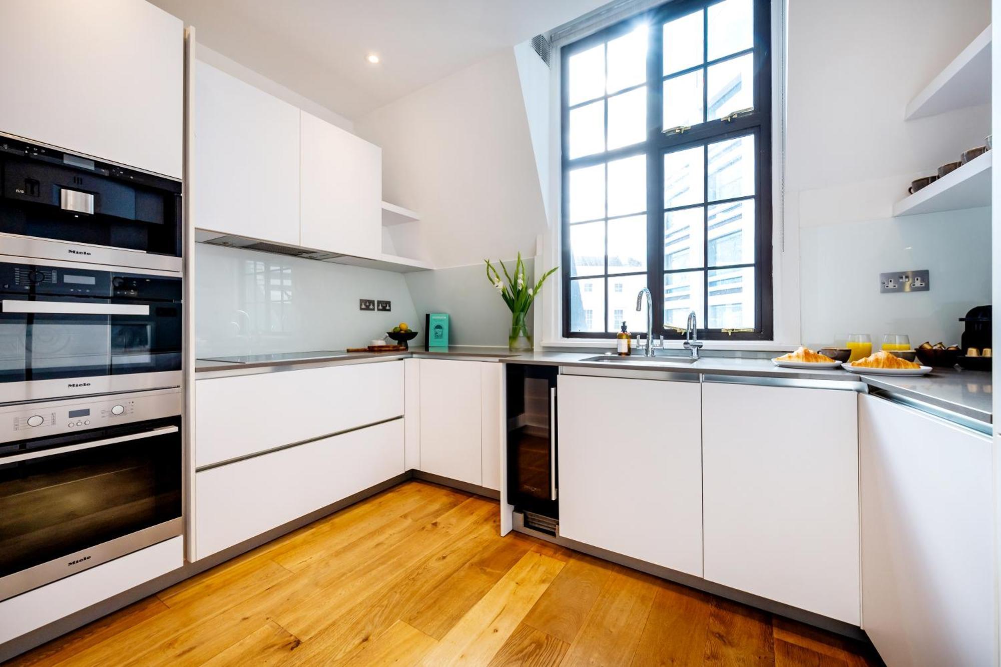 Luxury Aircon 3 Bedr, 4 Beds, 2 Bath Trafalgar Sq Apartment