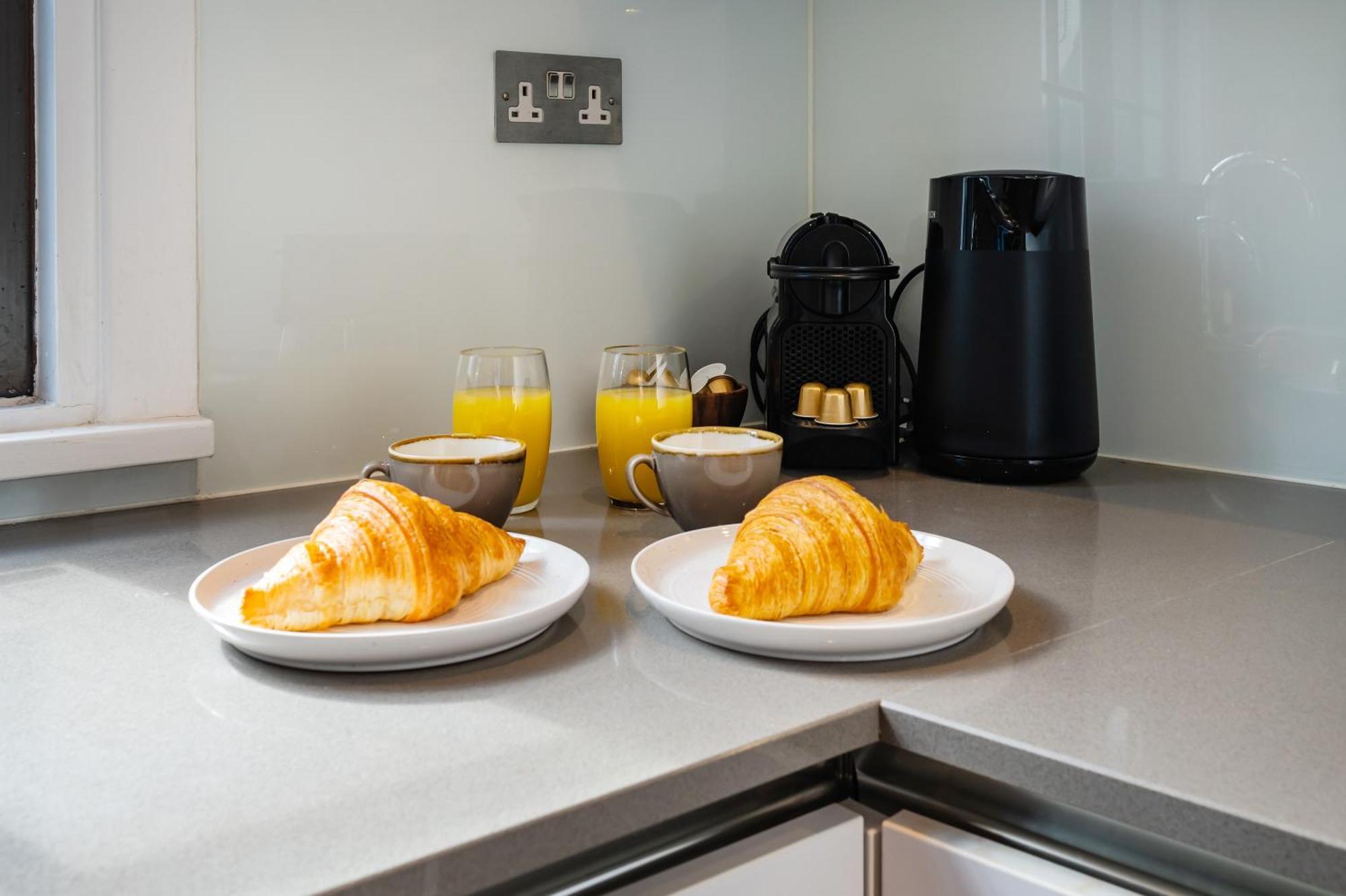 Luxury Aircon 3 Bedr, 4 Beds, 2 Bath Trafalgar Sq Apartment London