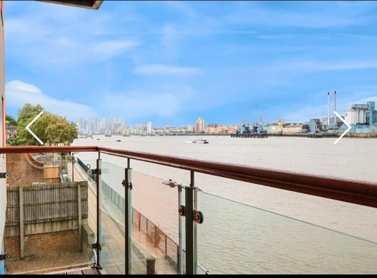 Amazing River View 2 Bedroom Apartment, Sleeps 6 , Balcony And Parking London