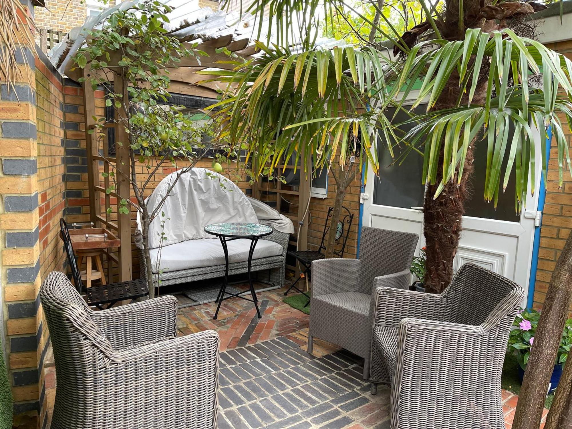 Villa Luxe Quartet: Spacious 4-bed Retreat Near Elizabeth Line