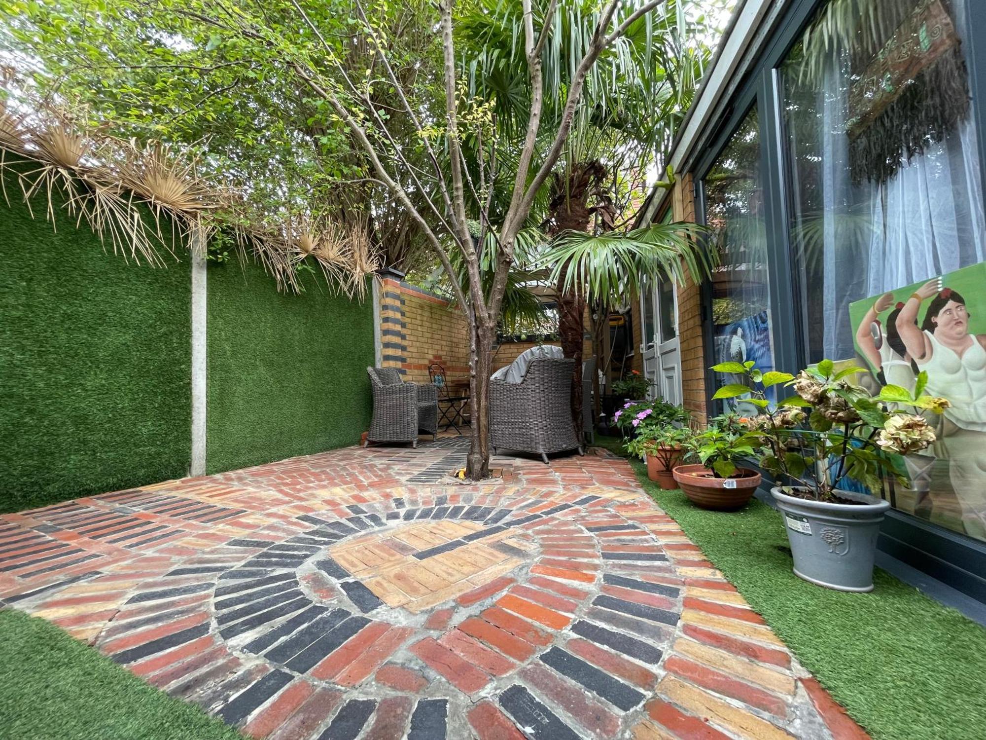 Villa Luxe Quartet: Spacious 4-bed Retreat Near Elizabeth Line *