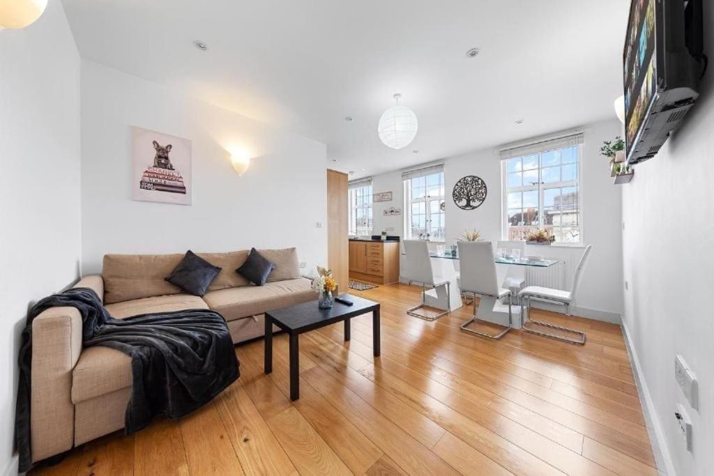 Modern 2 Bed 2 Bathroom Clapham *
