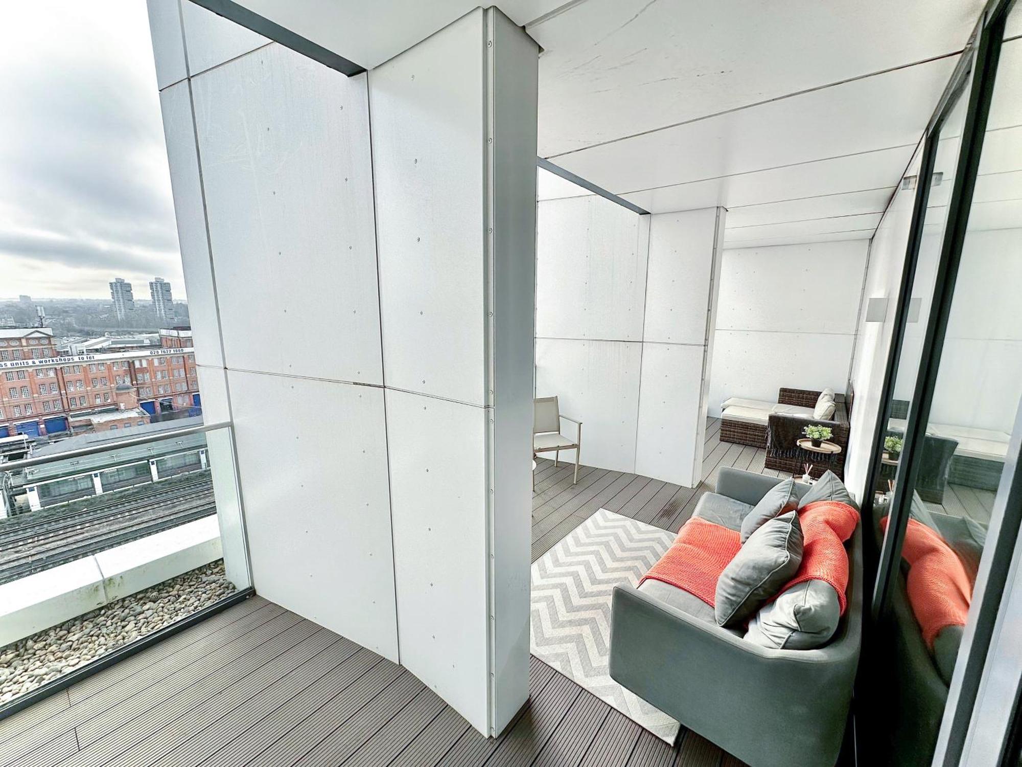 Apartment Elegant 3-bedroom Penthouse With A Private Terrace, Lift Access, And Free Wi-fi, Located In Battersea, Nine Elms *