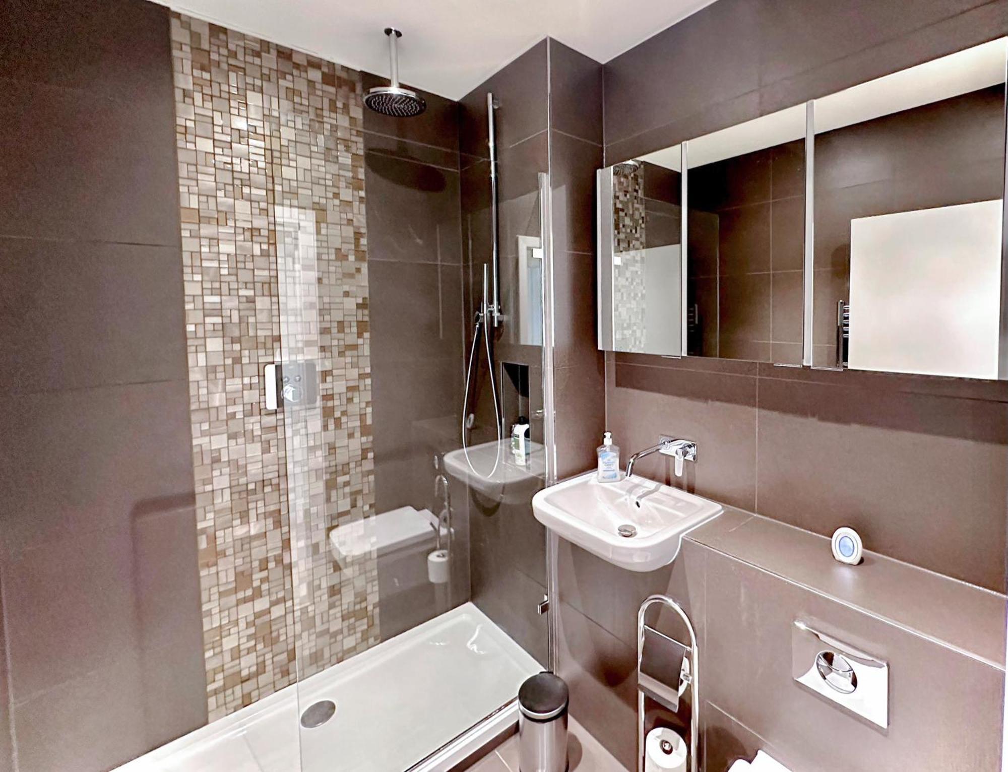 Apartment Elegant 3-bedroom Penthouse With A Private Terrace, Lift Access, And Free Wi-fi, Located In Battersea, Nine Elms *