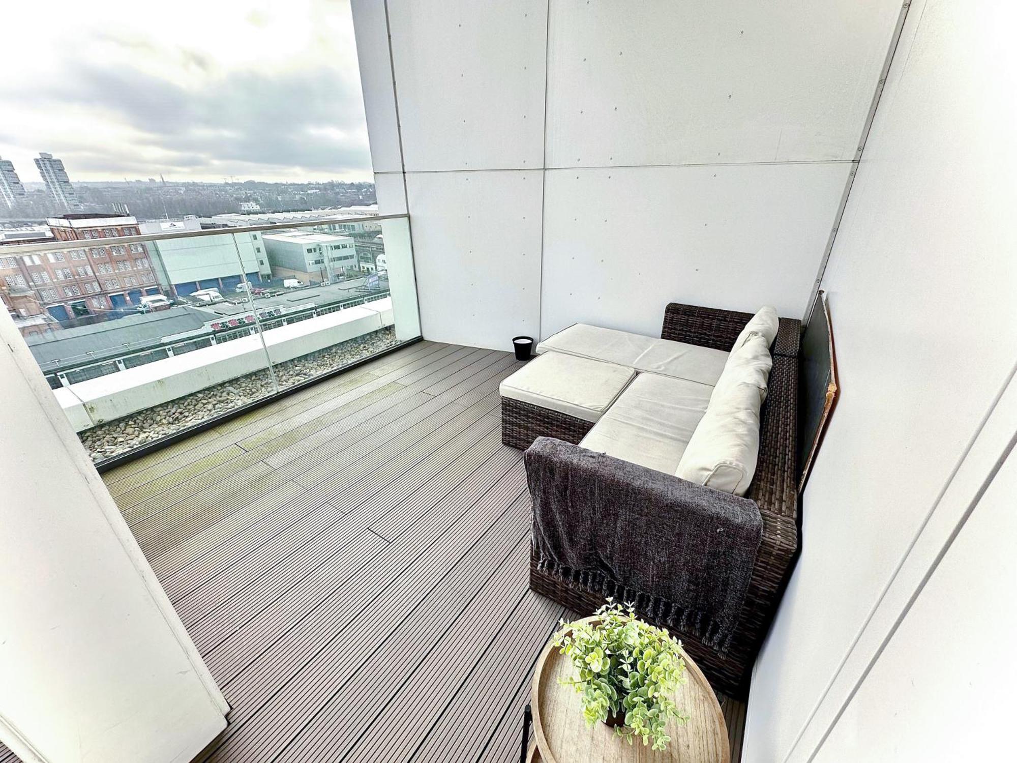 Elegant 3-bedroom Penthouse With A Private Terrace, Lift Access, And Free Wi-fi, Located In Battersea, Nine Elms Apartment London
