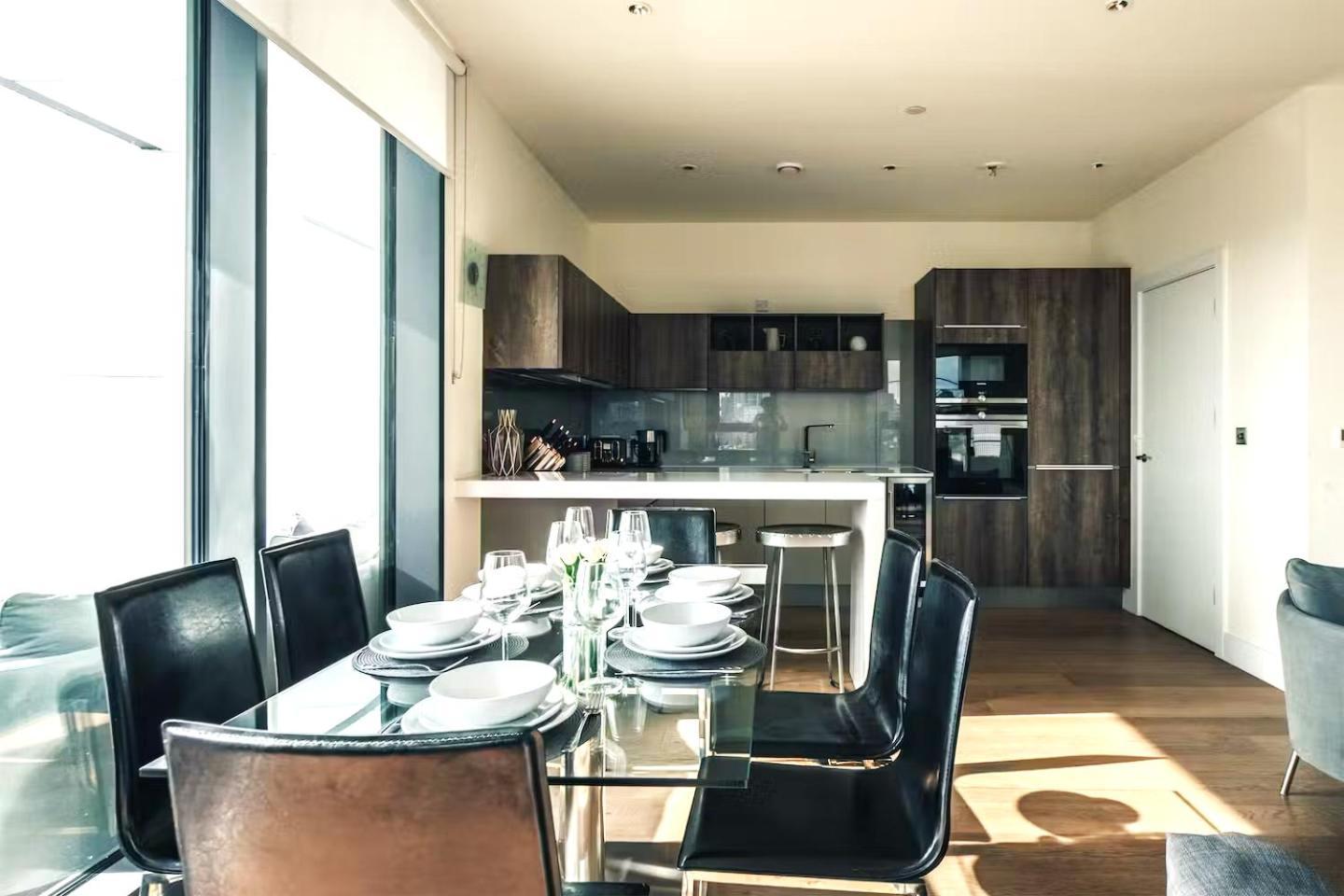 Elegant 3-bedroom Penthouse With A Private Terrace, Lift Access, And Free Wi-fi, Located In Battersea, Nine Elms *