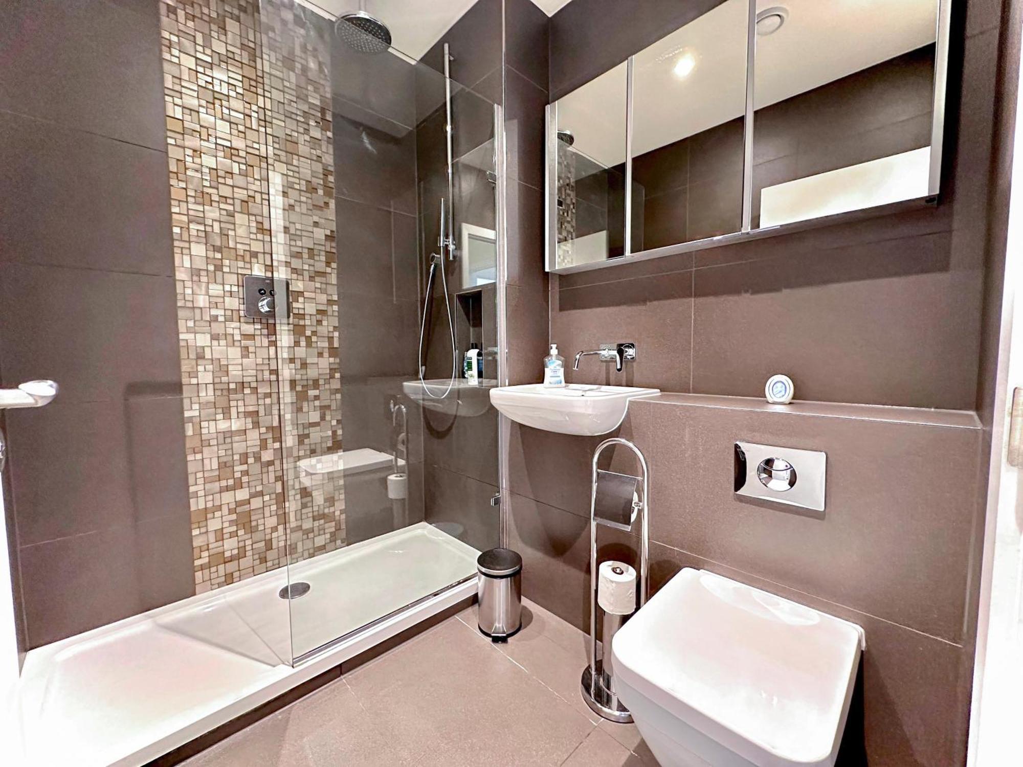Elegant 3-bedroom Penthouse With A Private Terrace, Lift Access, And Free Wi-fi, Located In Battersea, Nine Elms * London