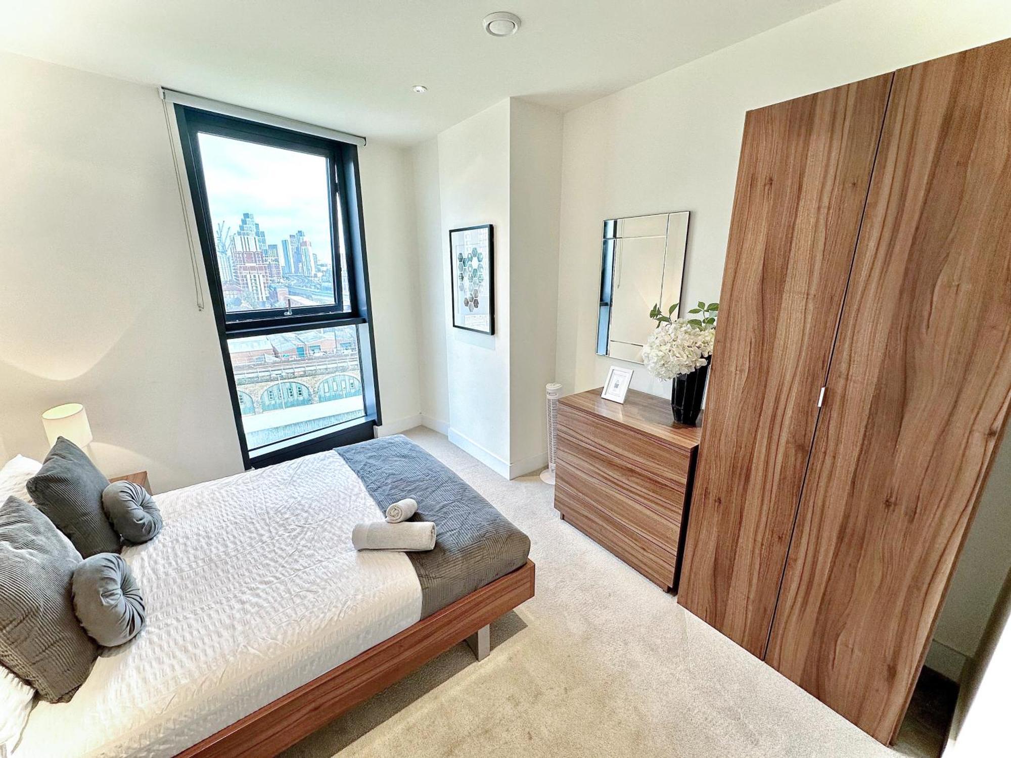 Apartment Elegant 3-bedroom Penthouse With A Private Terrace, Lift Access, And Free Wi-fi, Located In Battersea, Nine Elms London