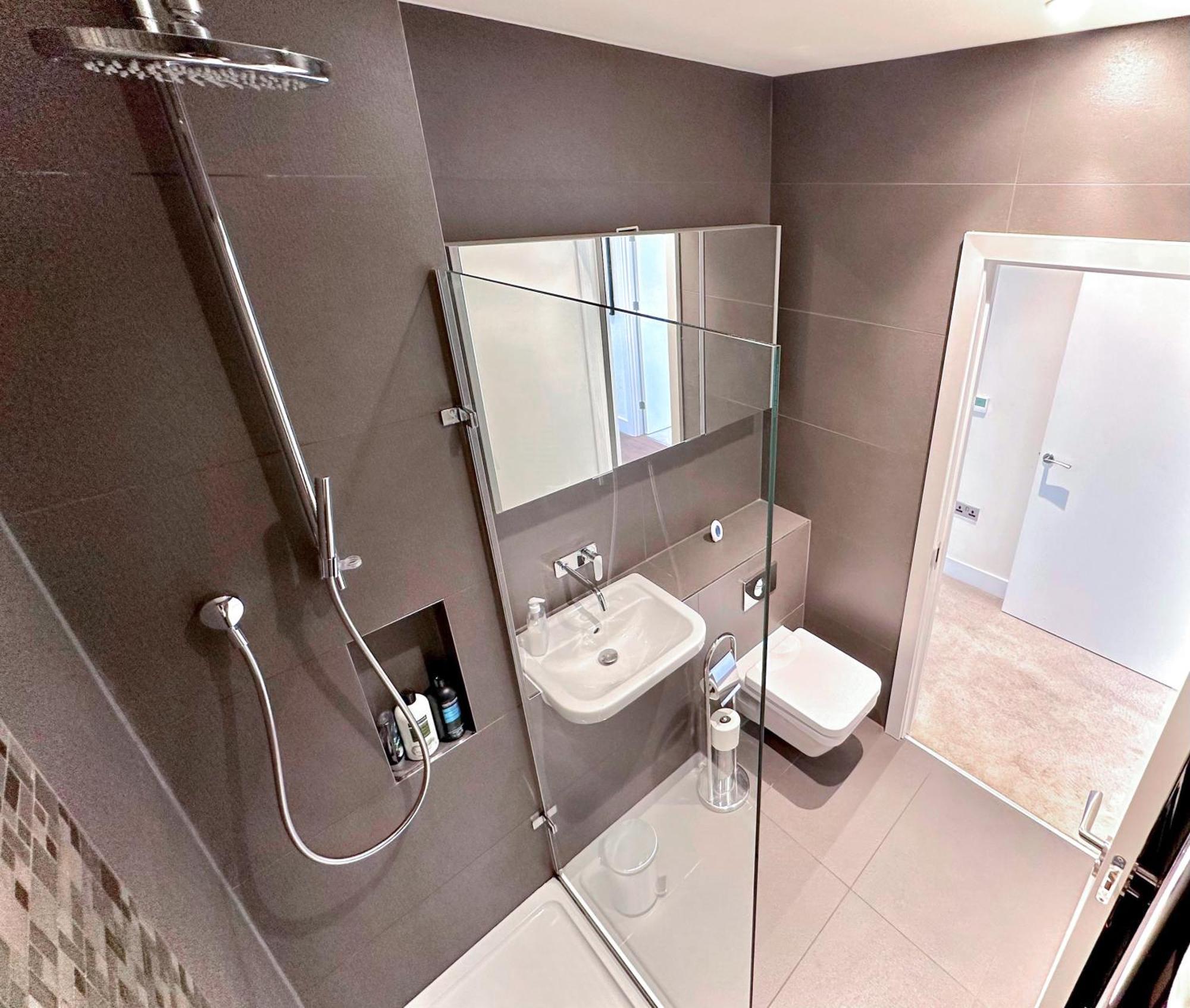 Elegant 3-bedroom Penthouse With A Private Terrace, Lift Access, And Free Wi-fi, Located In Battersea, Nine Elms London
