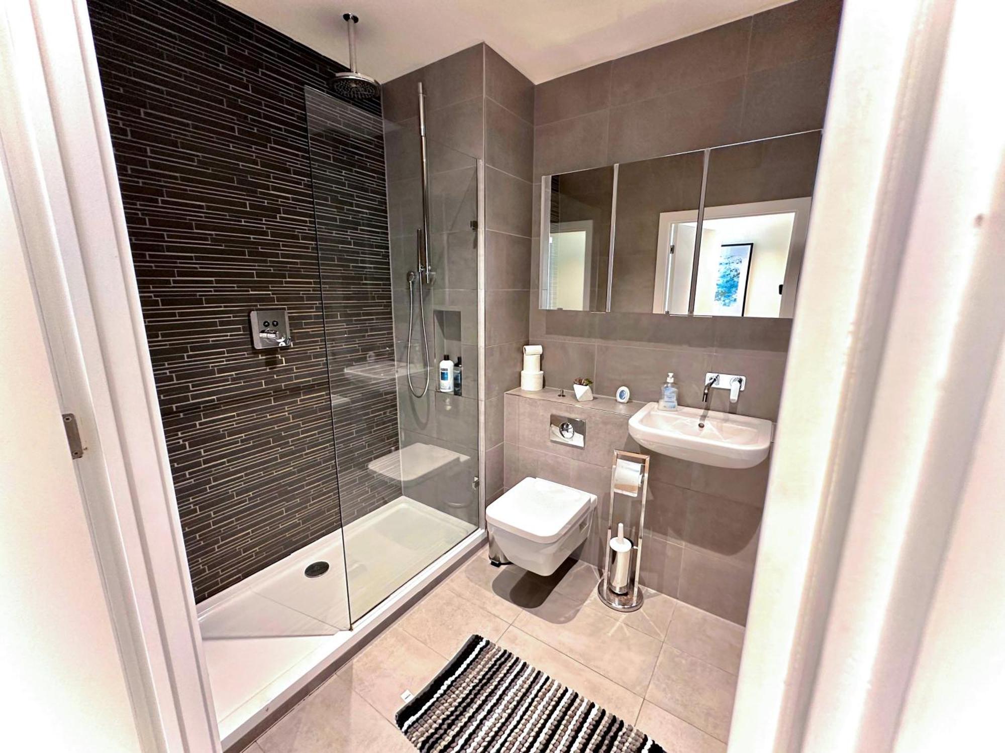 Elegant 3-bedroom Penthouse With A Private Terrace, Lift Access, And Free Wi-fi, Located In Battersea, Nine Elms Apartment
