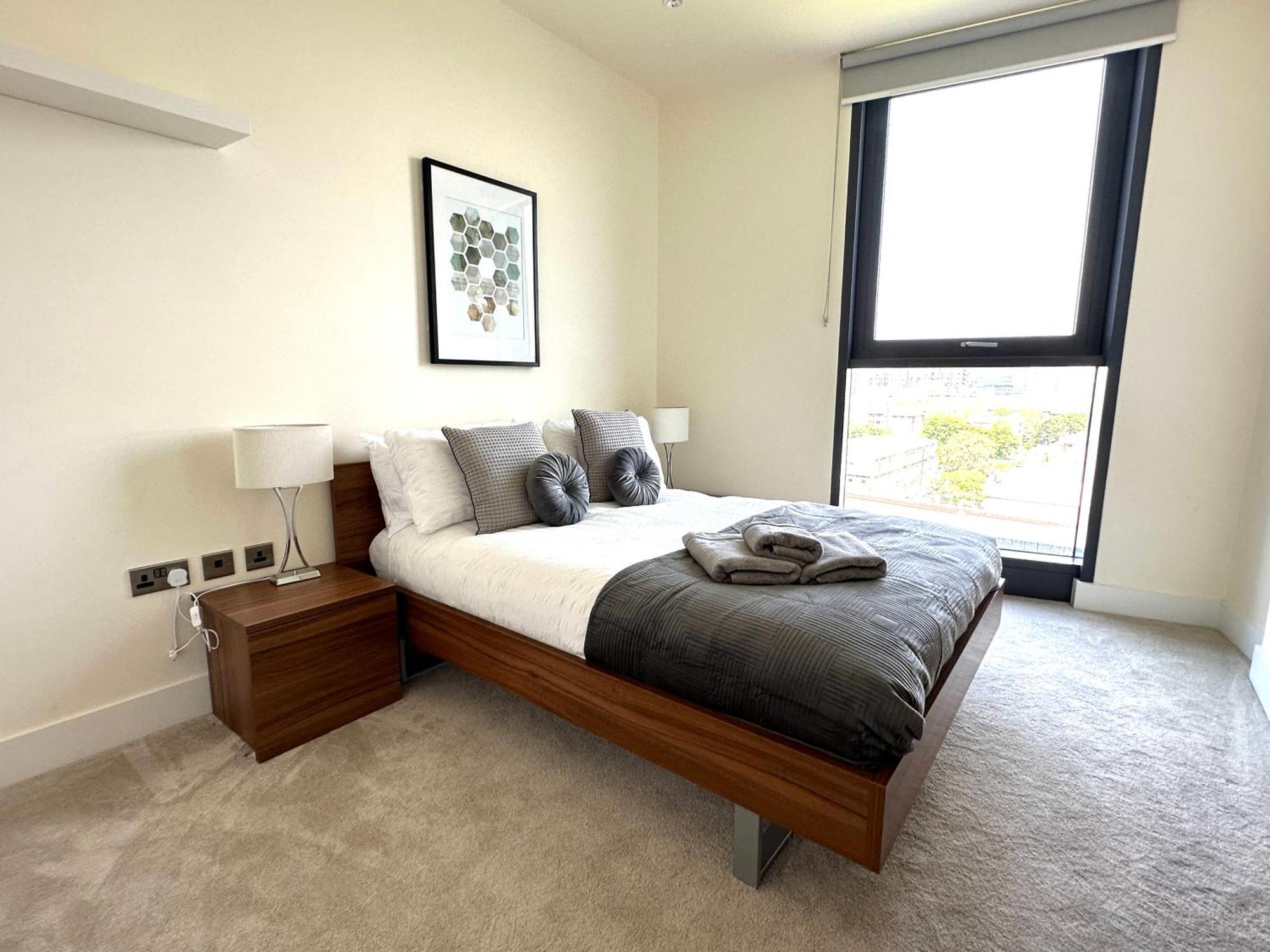 Elegant 3-bedroom Penthouse With A Private Terrace, Lift Access, And Free Wi-fi, Located In Battersea, Nine Elms London