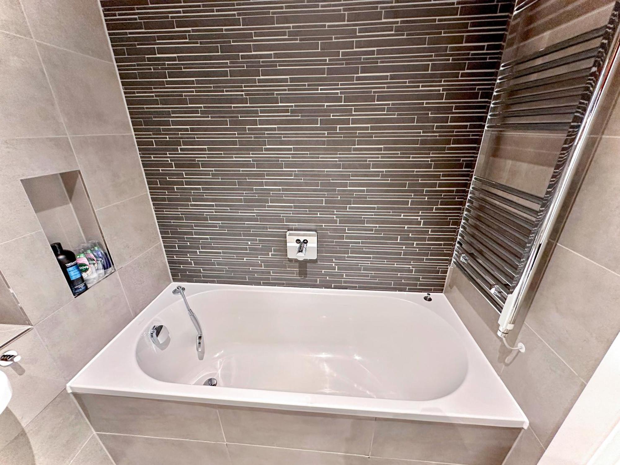 Elegant 3-bedroom Penthouse With A Private Terrace, Lift Access, And Free Wi-fi, Located In Battersea, Nine Elms * London