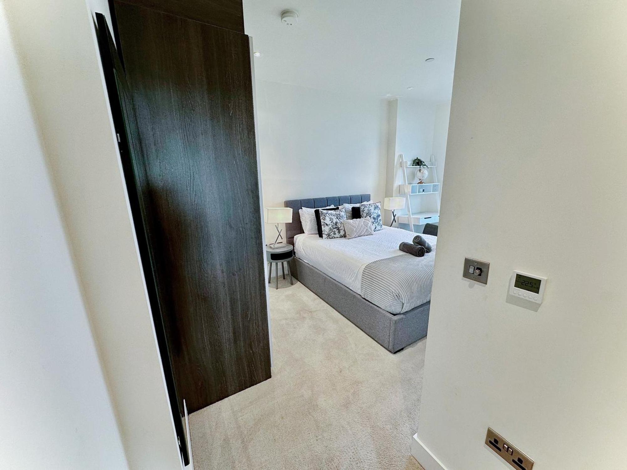 Elegant 3-bedroom Penthouse With A Private Terrace, Lift Access, And Free Wi-fi, Located In Battersea, Nine Elms Apartment