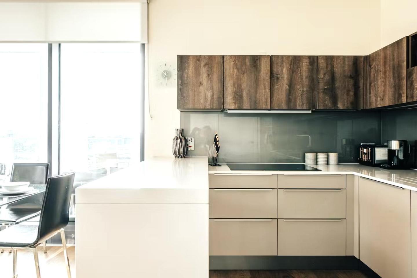 Elegant 3-bedroom Penthouse With A Private Terrace, Lift Access, And Free Wi-fi, Located In Battersea, Nine Elms Apartment London