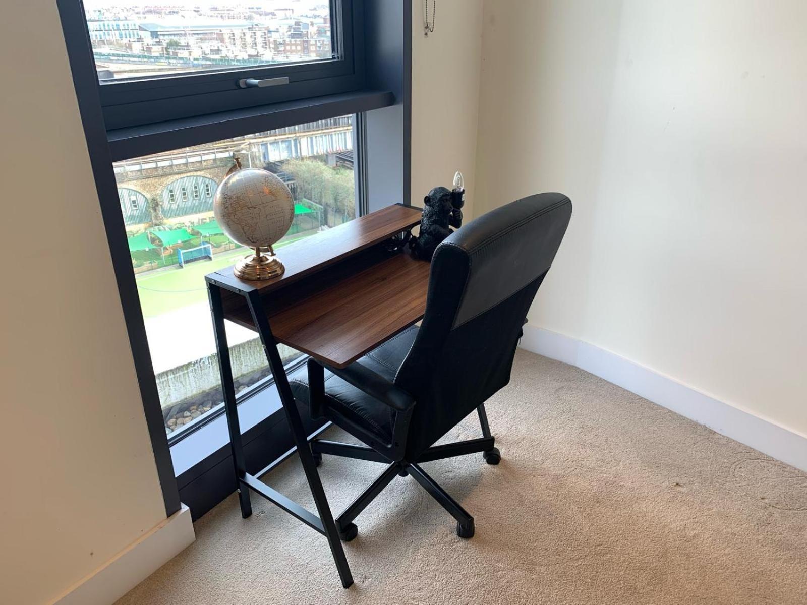 Apartment Elegant 3-bedroom Penthouse With A Private Terrace, Lift Access, And Free Wi-fi, Located In Battersea, Nine Elms London