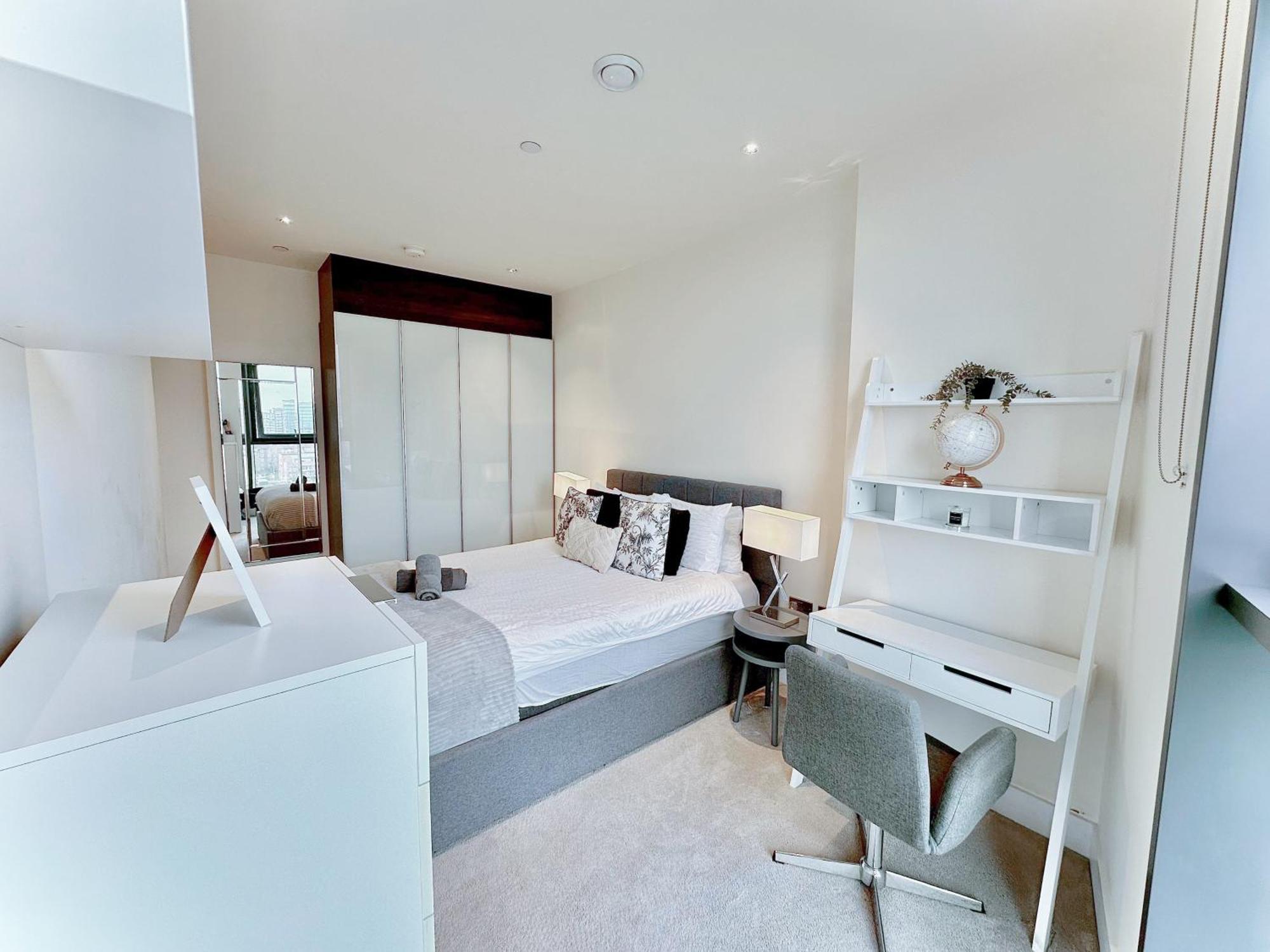 Elegant 3-bedroom Penthouse With A Private Terrace, Lift Access, And Free Wi-fi, Located In Battersea, Nine Elms London