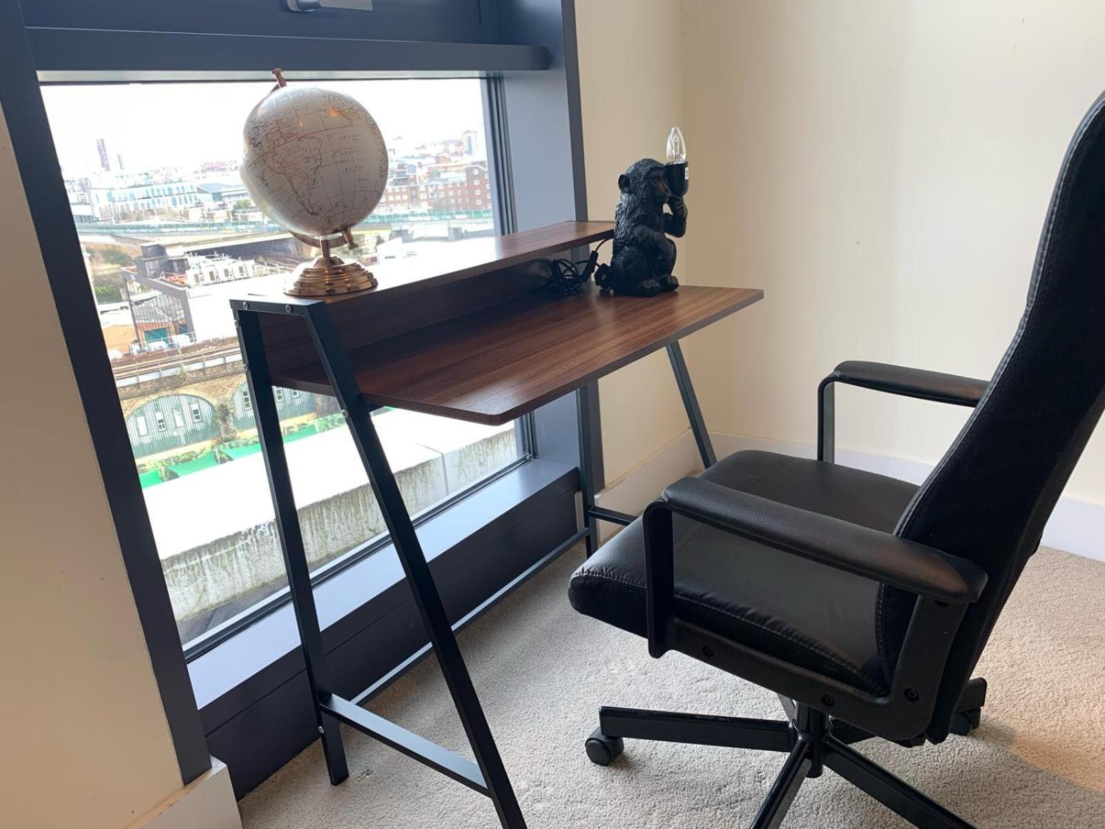 Elegant 3-bedroom Penthouse With A Private Terrace, Lift Access, And Free Wi-fi, Located In Battersea, Nine Elms * London