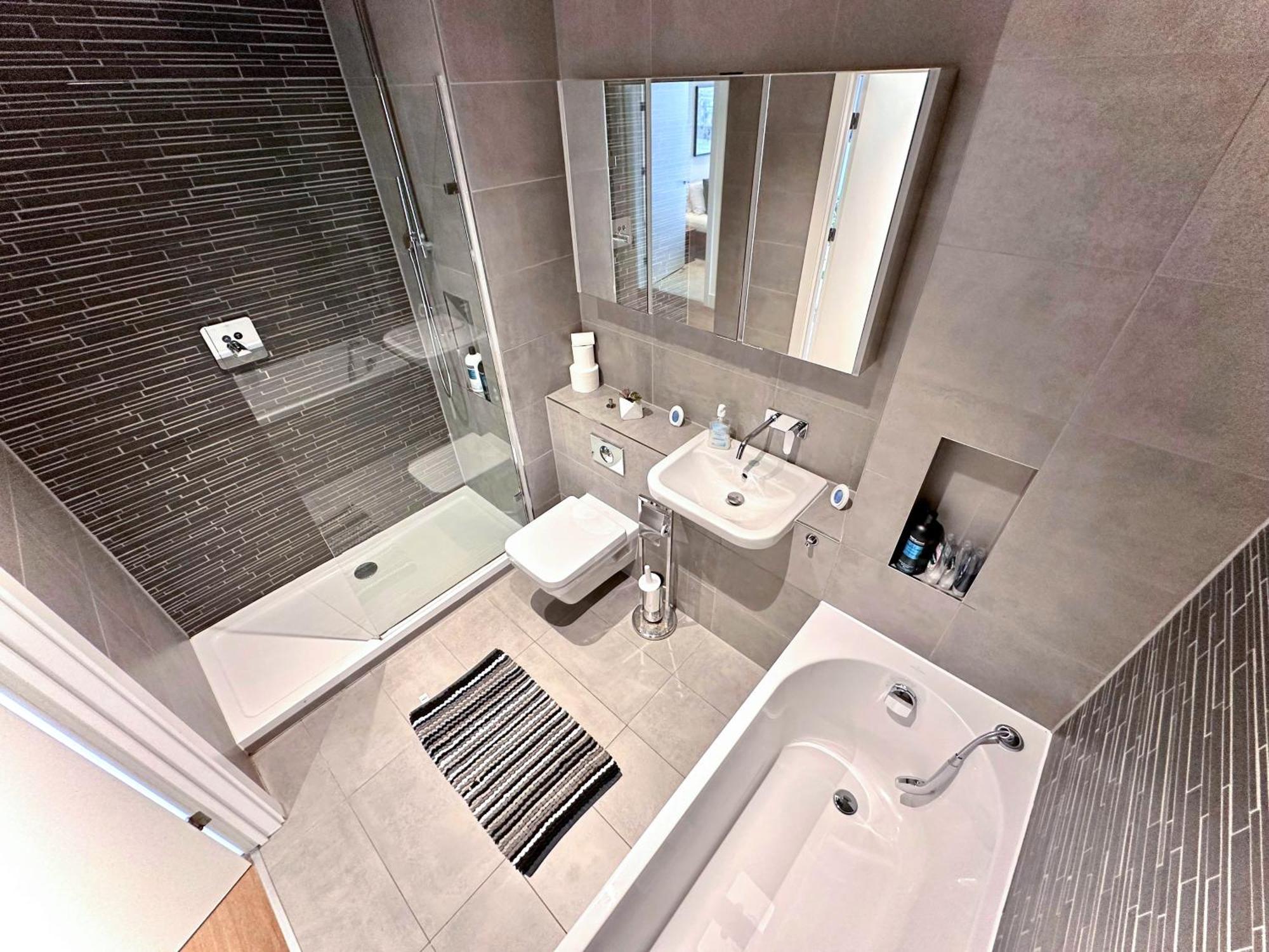 Elegant 3-bedroom Penthouse With A Private Terrace, Lift Access, And Free Wi-fi, Located In Battersea, Nine Elms
