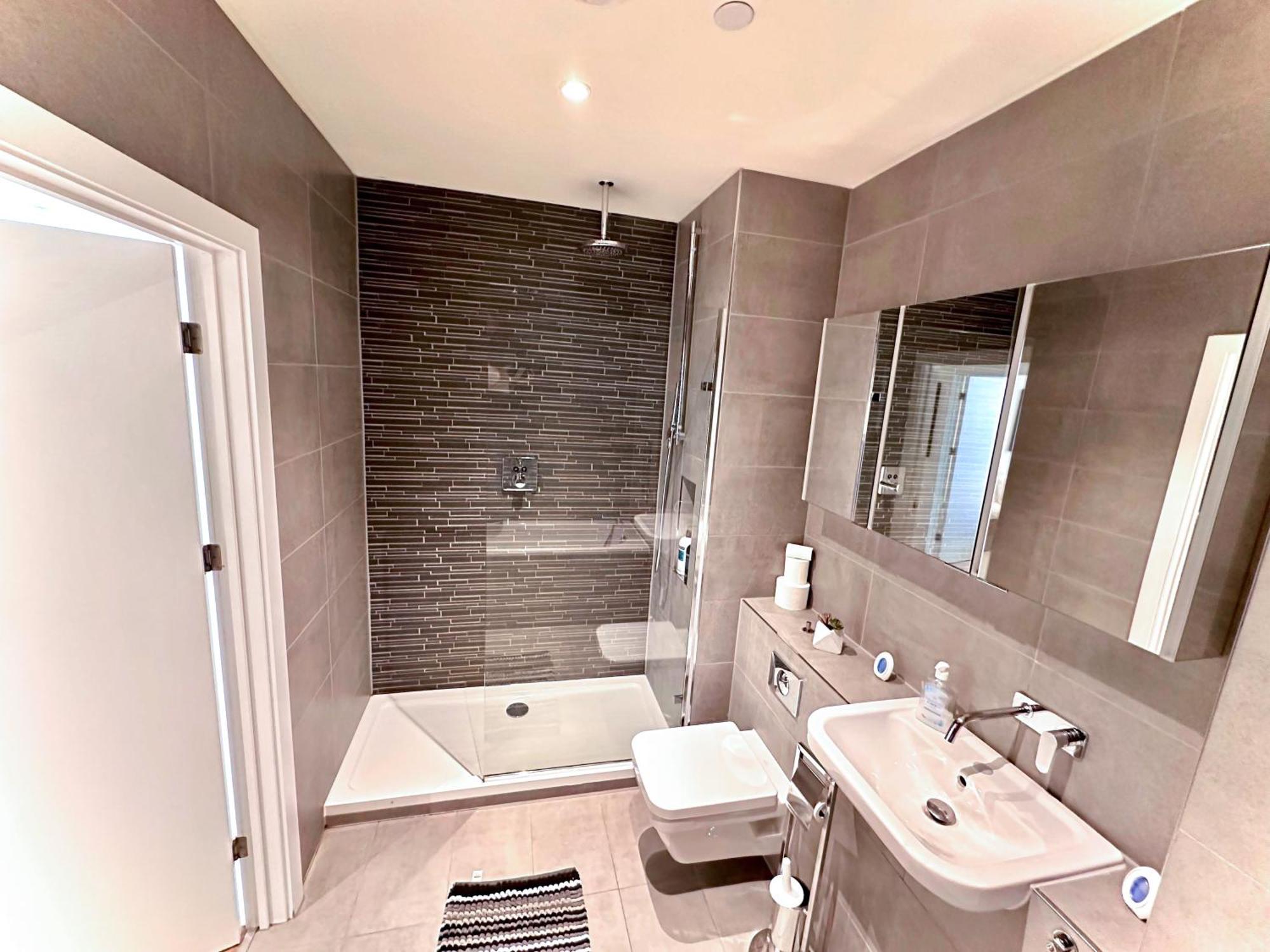 Elegant 3-bedroom Penthouse With A Private Terrace, Lift Access, And Free Wi-fi, Located In Battersea, Nine Elms Apartment