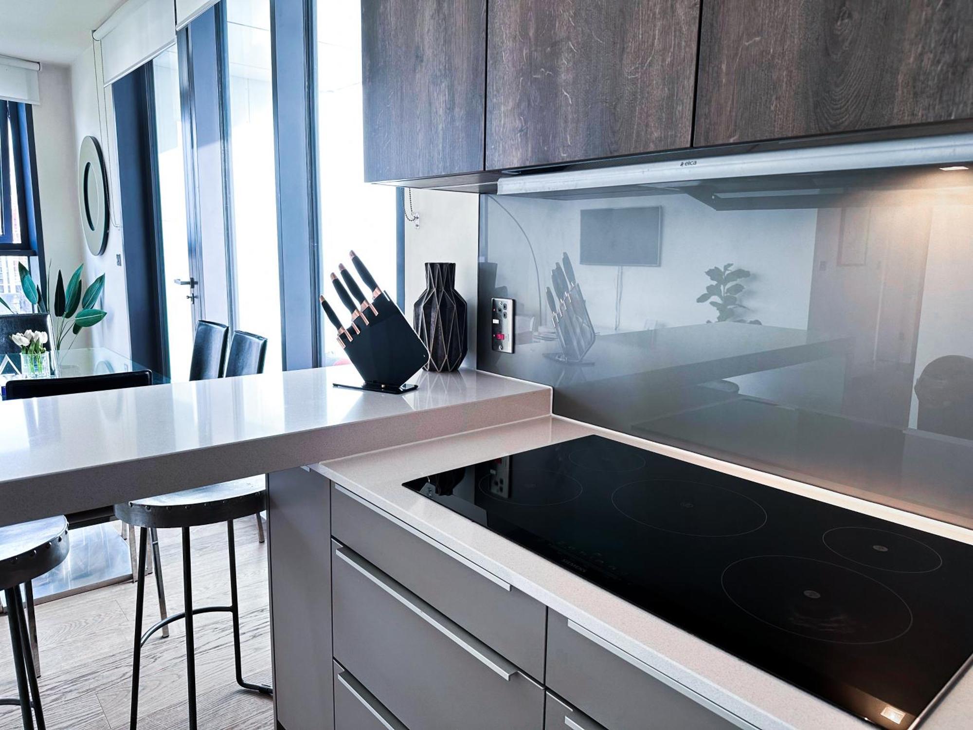 Elegant 3-bedroom Penthouse With A Private Terrace, Lift Access, And Free Wi-fi, Located In Battersea, Nine Elms Apartment *