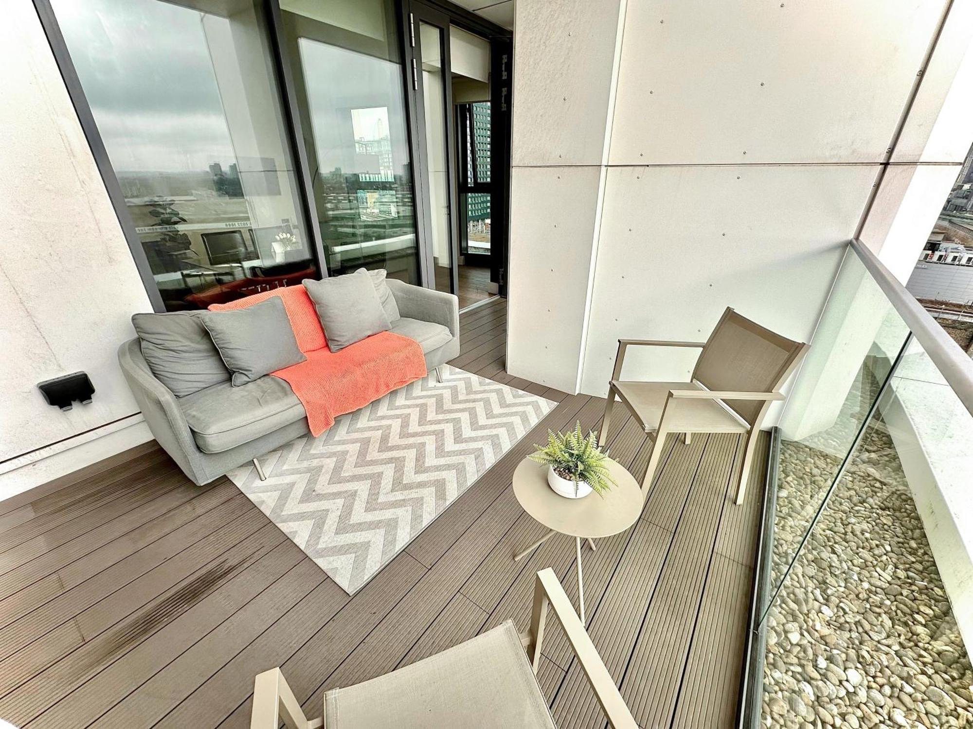 Elegant 3-bedroom Penthouse With A Private Terrace, Lift Access, And Free Wi-fi, Located In Battersea, Nine Elms *