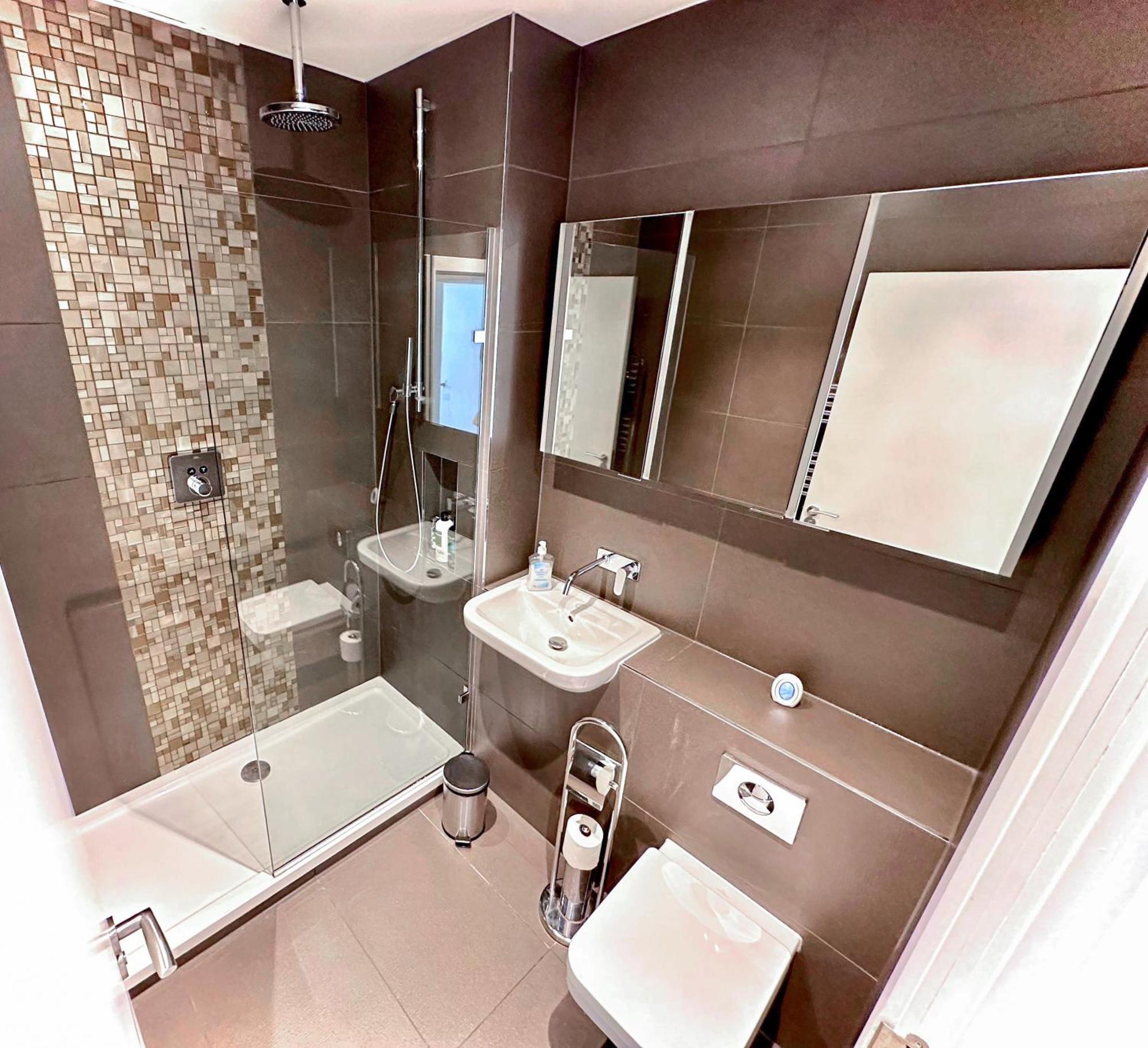 Elegant 3-bedroom Penthouse With A Private Terrace, Lift Access, And Free Wi-fi, Located In Battersea, Nine Elms London
