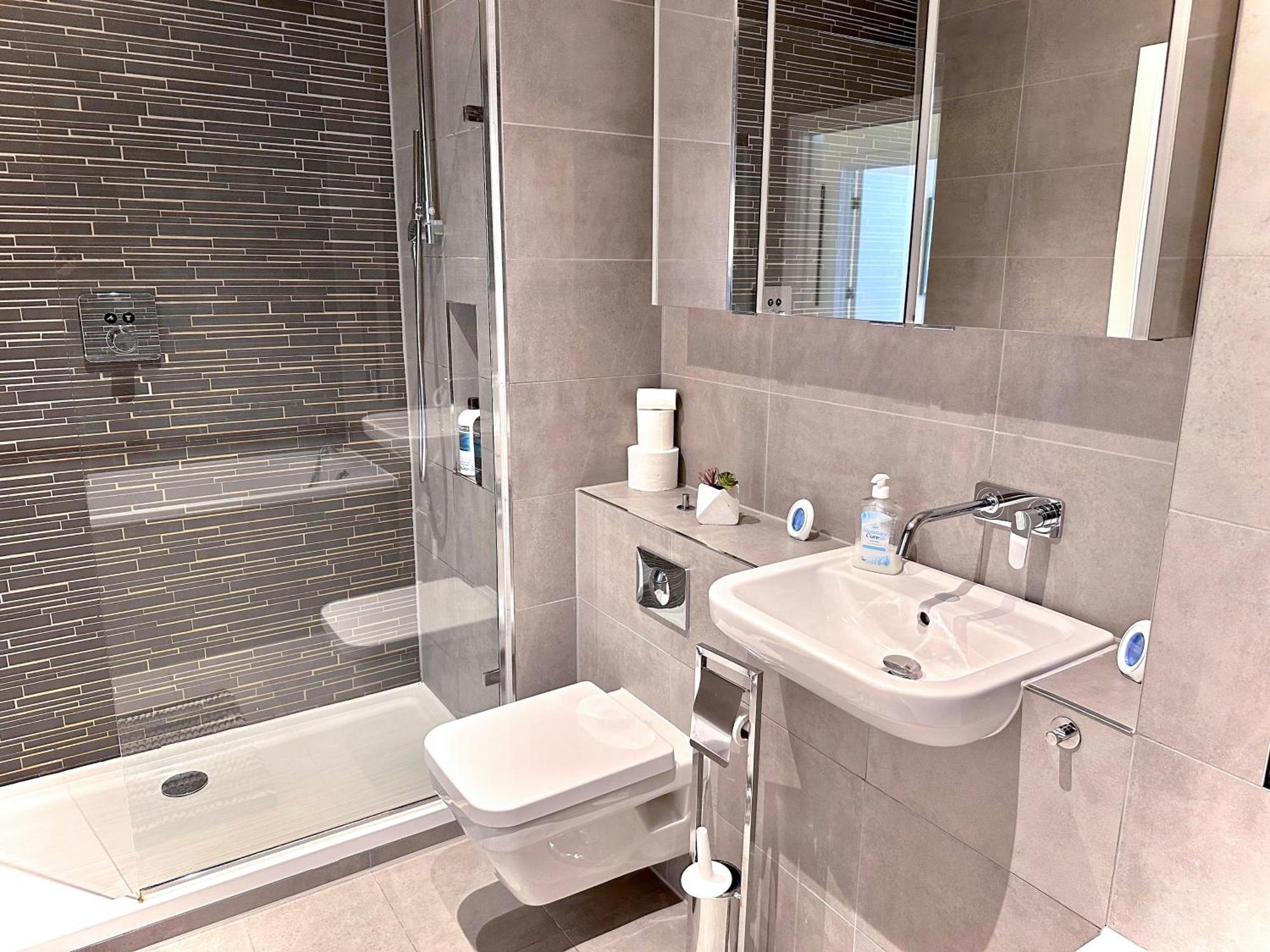 Elegant 3-bedroom Penthouse With A Private Terrace, Lift Access, And Free Wi-fi, Located In Battersea, Nine Elms