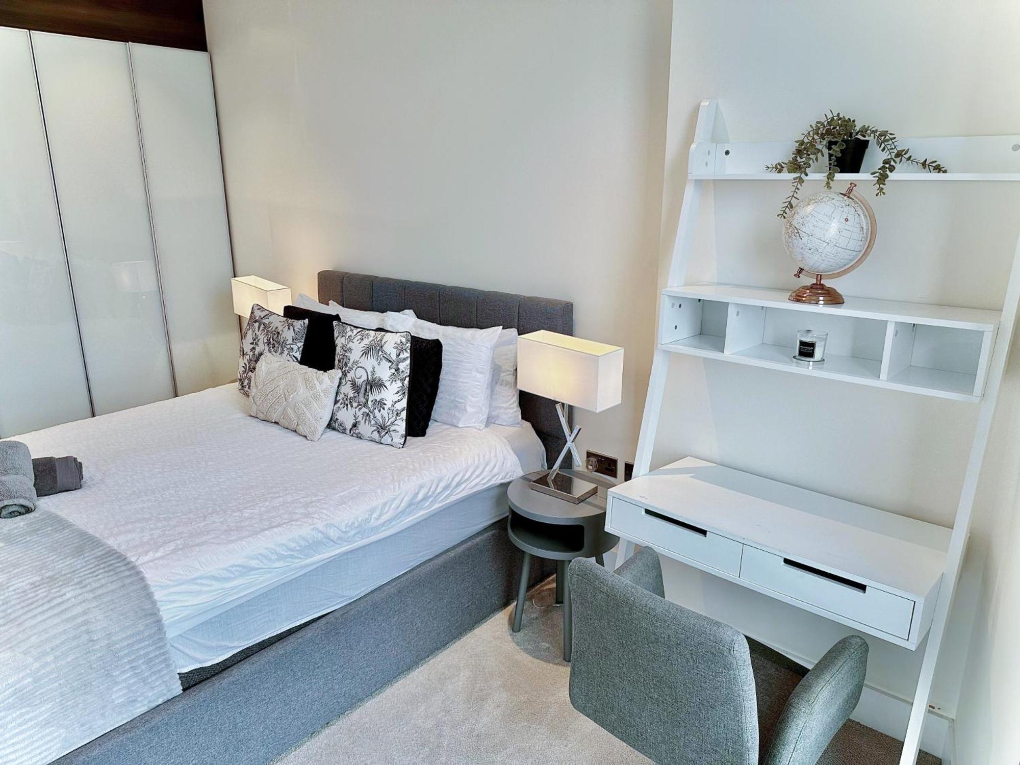 Apartment Elegant 3-bedroom Penthouse With A Private Terrace, Lift Access, And Free Wi-fi, Located In Battersea, Nine Elms