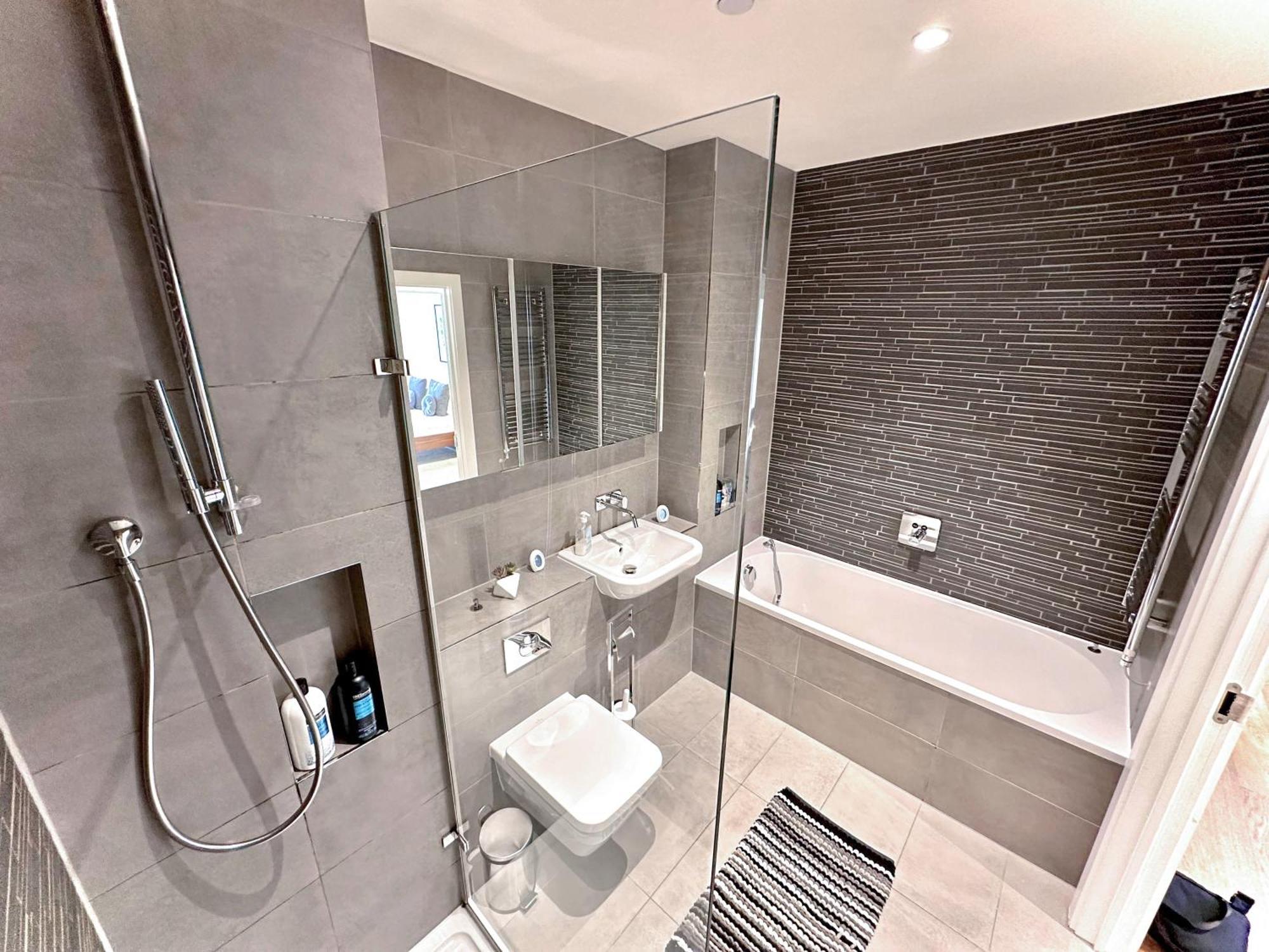 Apartment Elegant 3-bedroom Penthouse With A Private Terrace, Lift Access, And Free Wi-fi, Located In Battersea, Nine Elms London