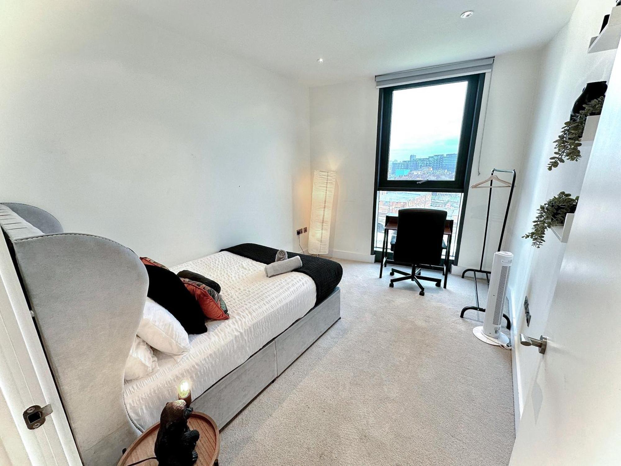 Elegant 3-bedroom Penthouse With A Private Terrace, Lift Access, And Free Wi-fi, Located In Battersea, Nine Elms *
