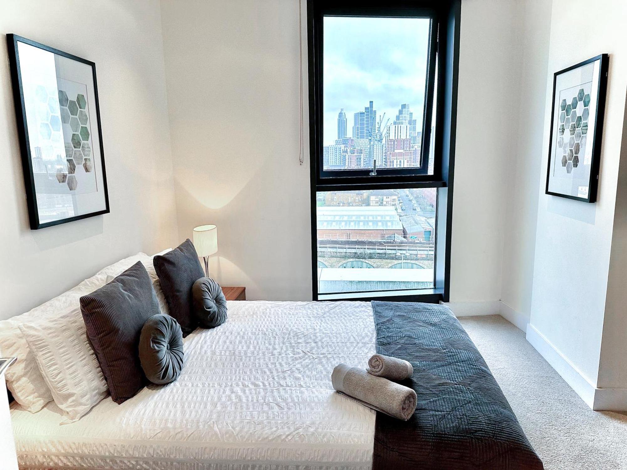 Elegant 3-bedroom Penthouse With A Private Terrace, Lift Access, And Free Wi-fi, Located In Battersea, Nine Elms London