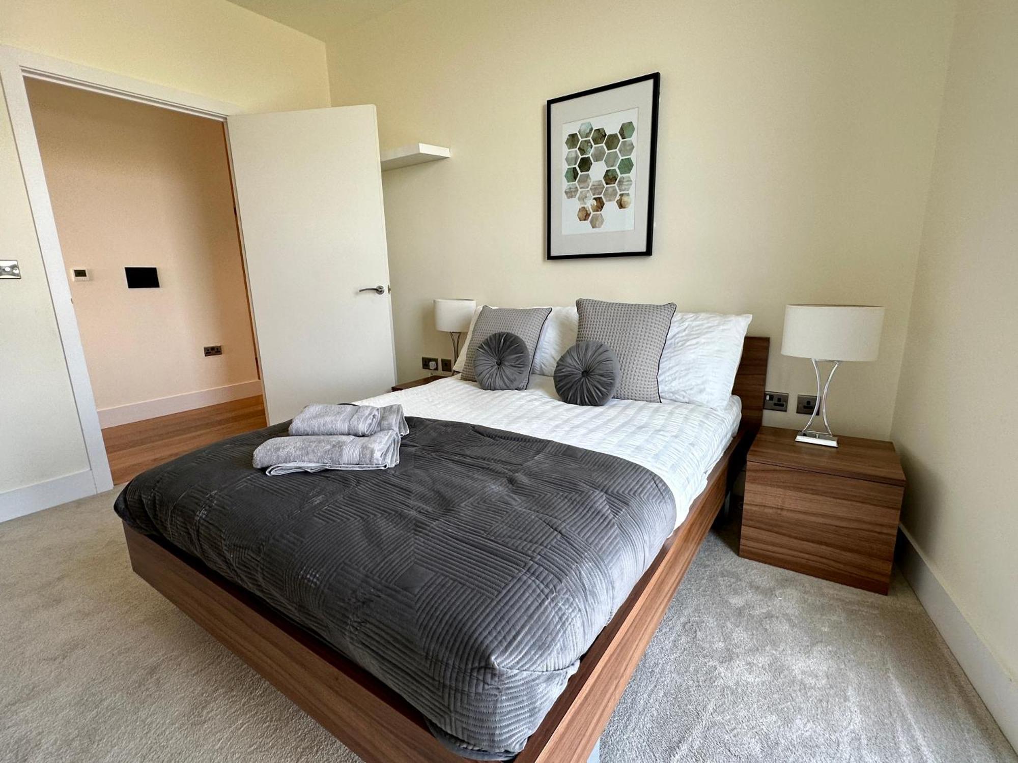 Elegant 3-bedroom Penthouse With A Private Terrace, Lift Access, And Free Wi-fi, Located In Battersea, Nine Elms