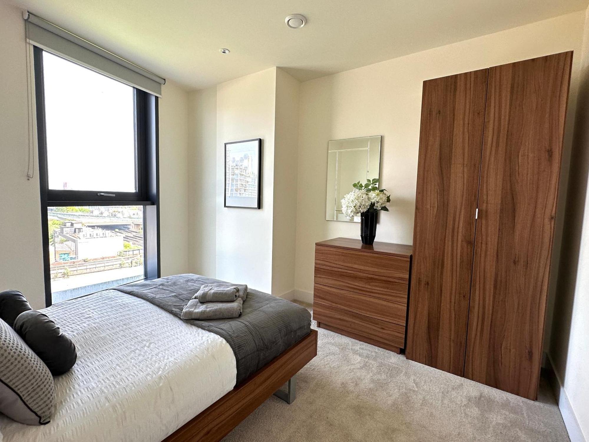 Apartment Elegant 3-bedroom Penthouse With A Private Terrace, Lift Access, And Free Wi-fi, Located In Battersea, Nine Elms *