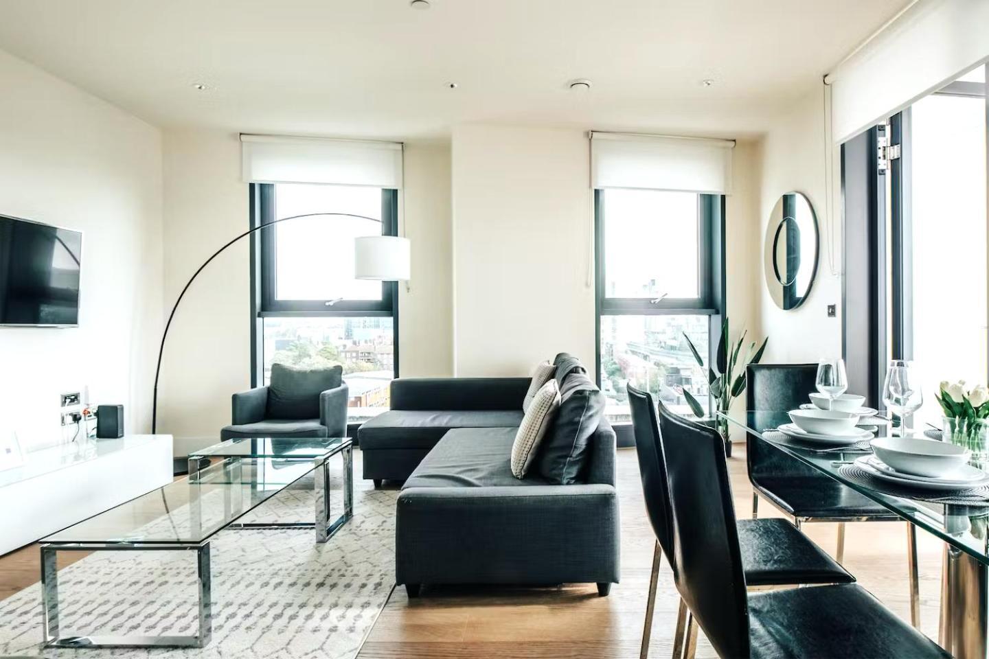 Elegant 3-bedroom Penthouse With A Private Terrace, Lift Access, And Free Wi-fi, Located In Battersea, Nine Elms Apartment *