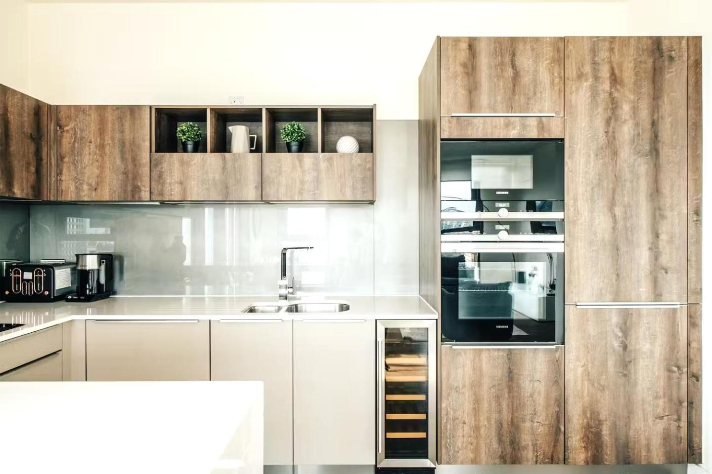 Apartment Elegant 3-bedroom Penthouse With A Private Terrace, Lift Access, And Free Wi-fi, Located In Battersea, Nine Elms *