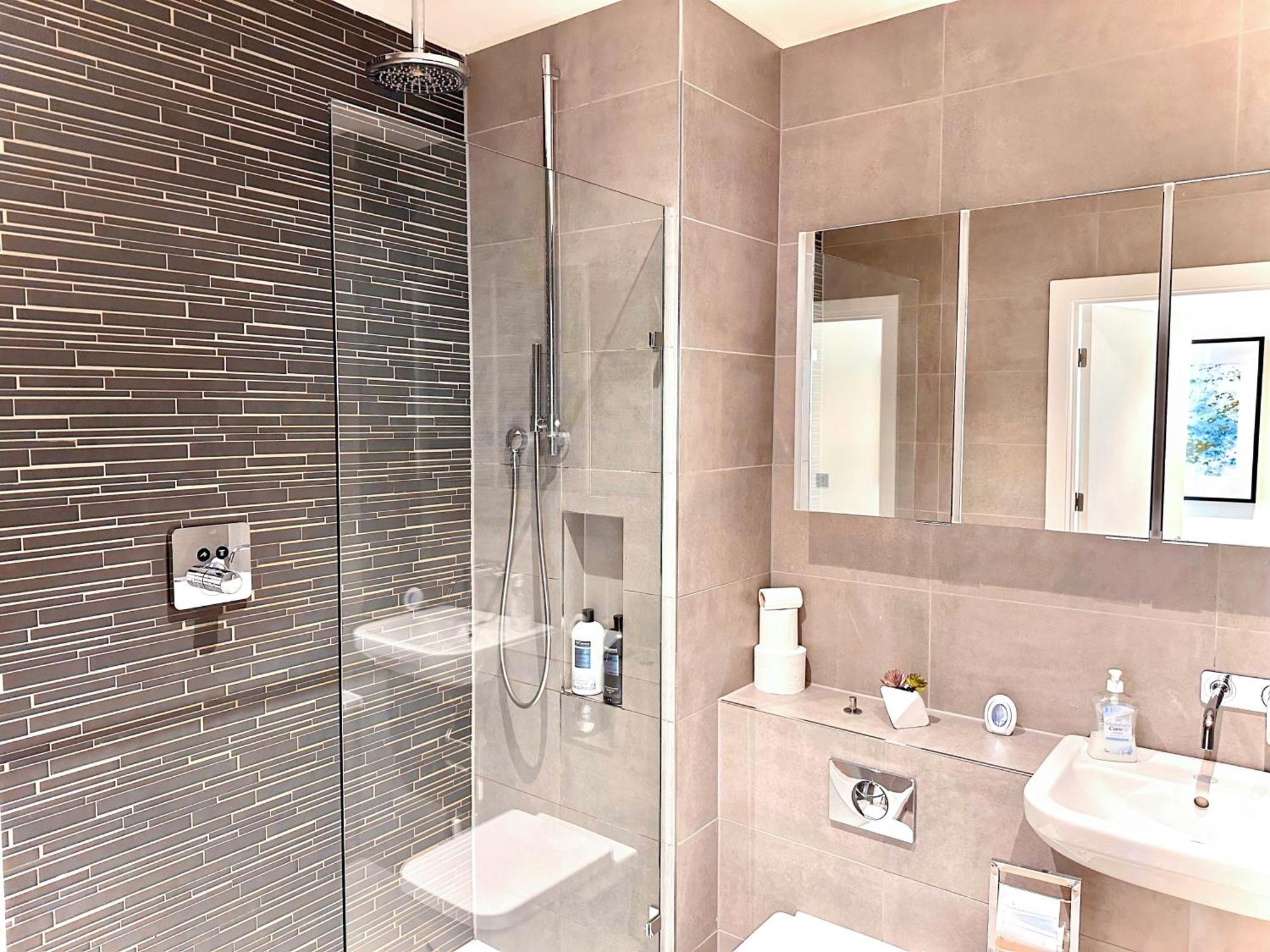 Elegant 3-bedroom Penthouse With A Private Terrace, Lift Access, And Free Wi-fi, Located In Battersea, Nine Elms Apartment London