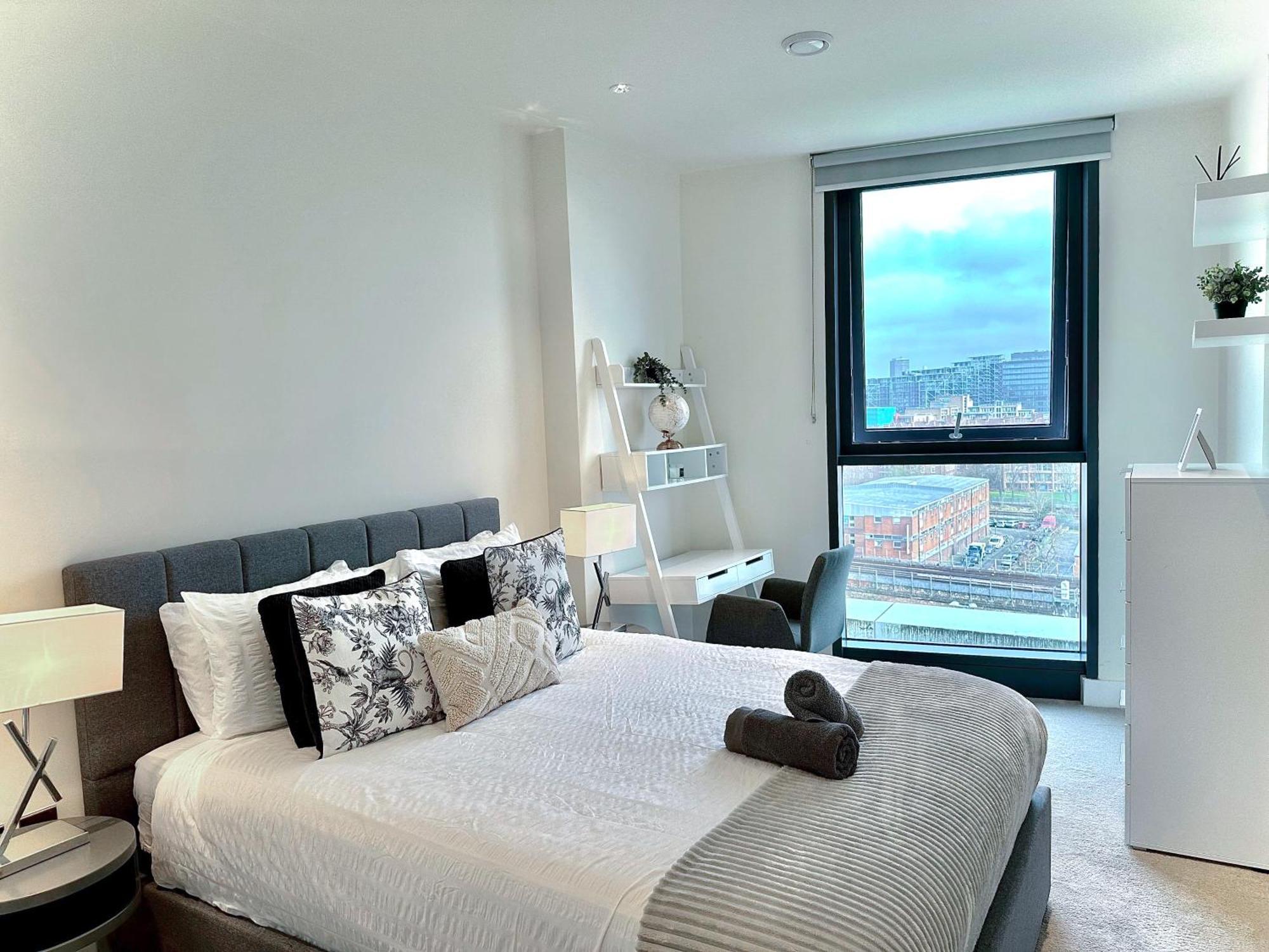 Elegant 3-bedroom Penthouse With A Private Terrace, Lift Access, And Free Wi-fi, Located In Battersea, Nine Elms *