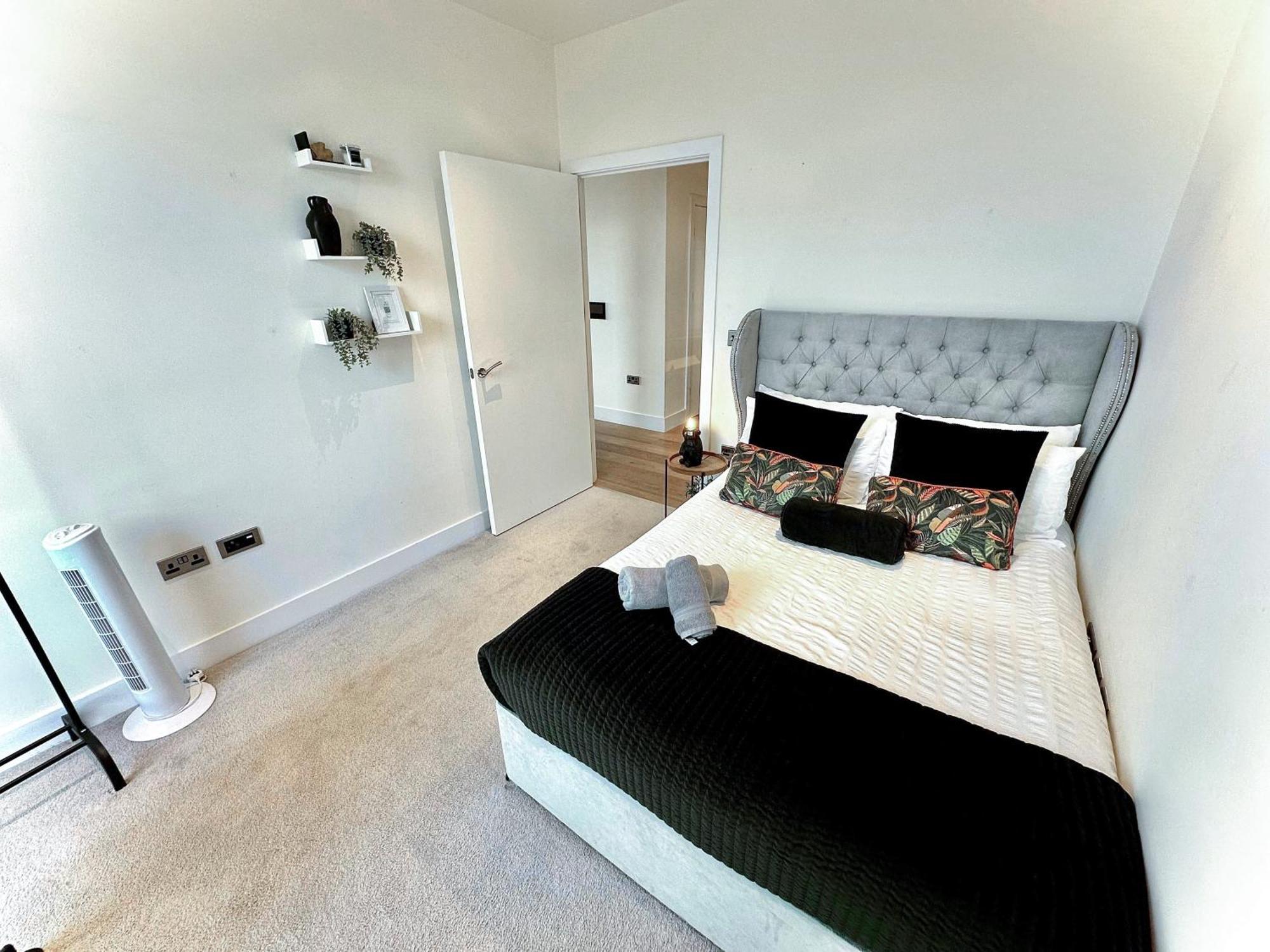 Elegant 3-bedroom Penthouse With A Private Terrace, Lift Access, And Free Wi-fi, Located In Battersea, Nine Elms Apartment *
