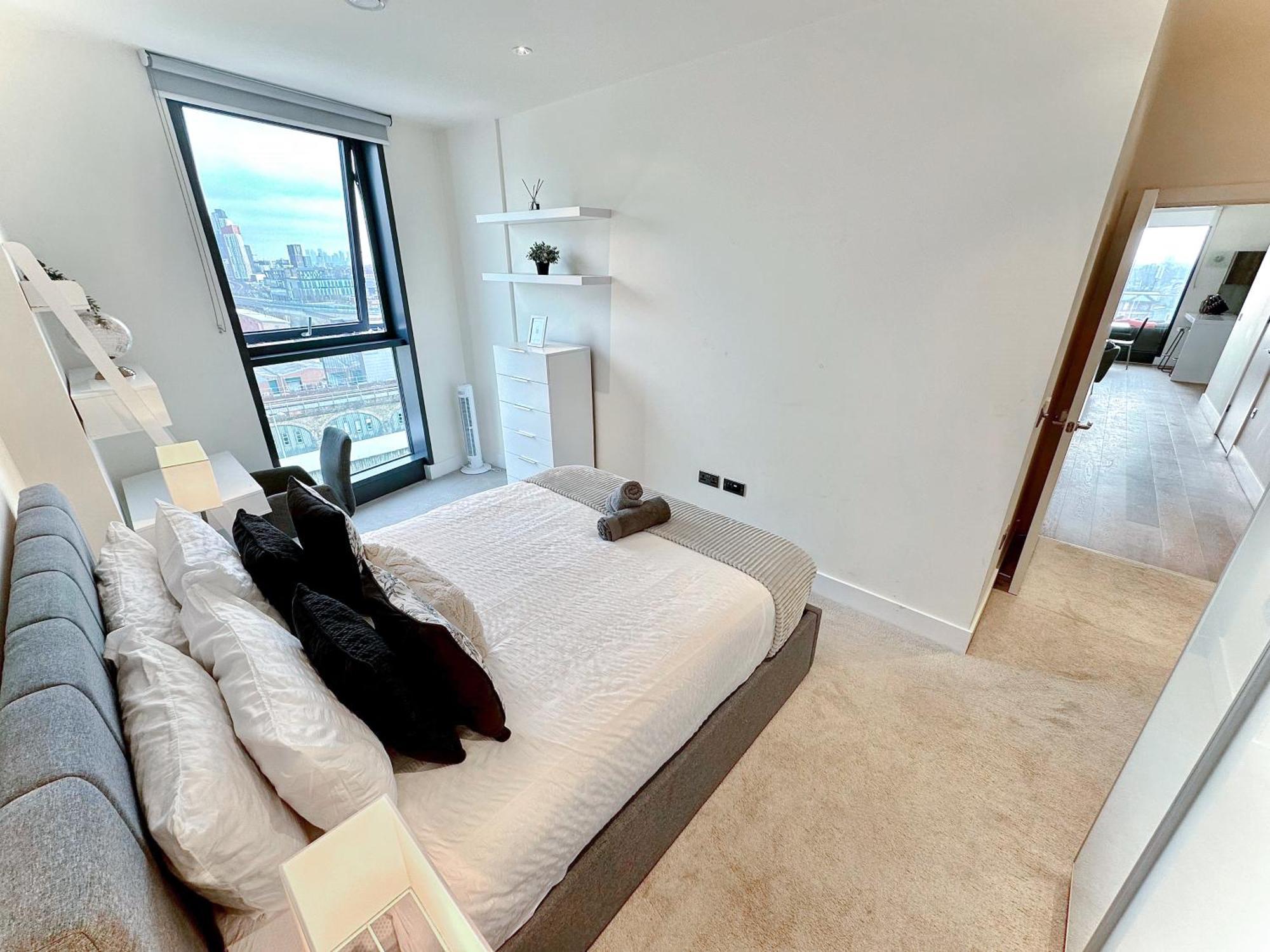 Apartment Elegant 3-bedroom Penthouse With A Private Terrace, Lift Access, And Free Wi-fi, Located In Battersea, Nine Elms *