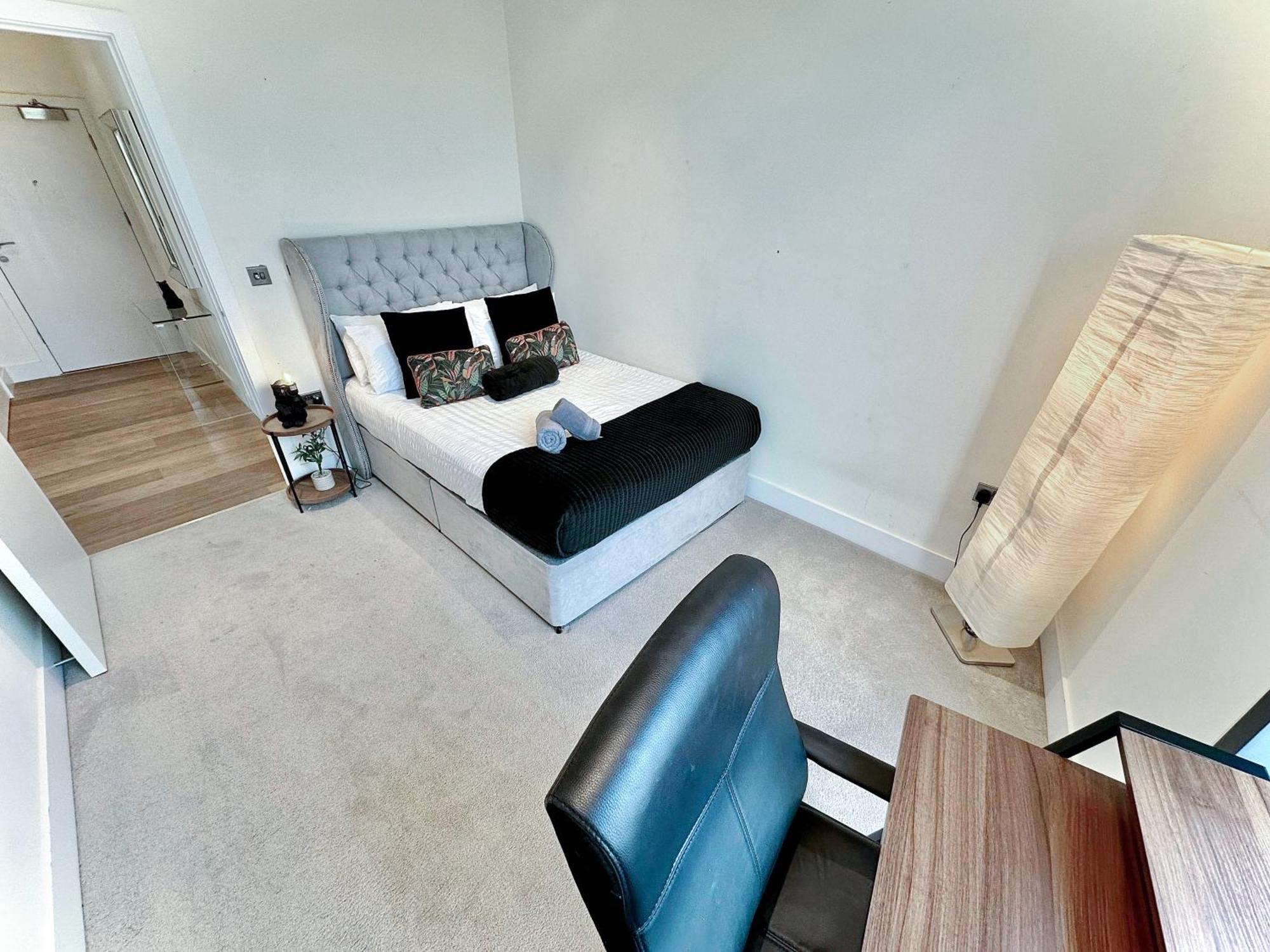 Apartment Elegant 3-bedroom Penthouse With A Private Terrace, Lift Access, And Free Wi-fi, Located In Battersea, Nine Elms