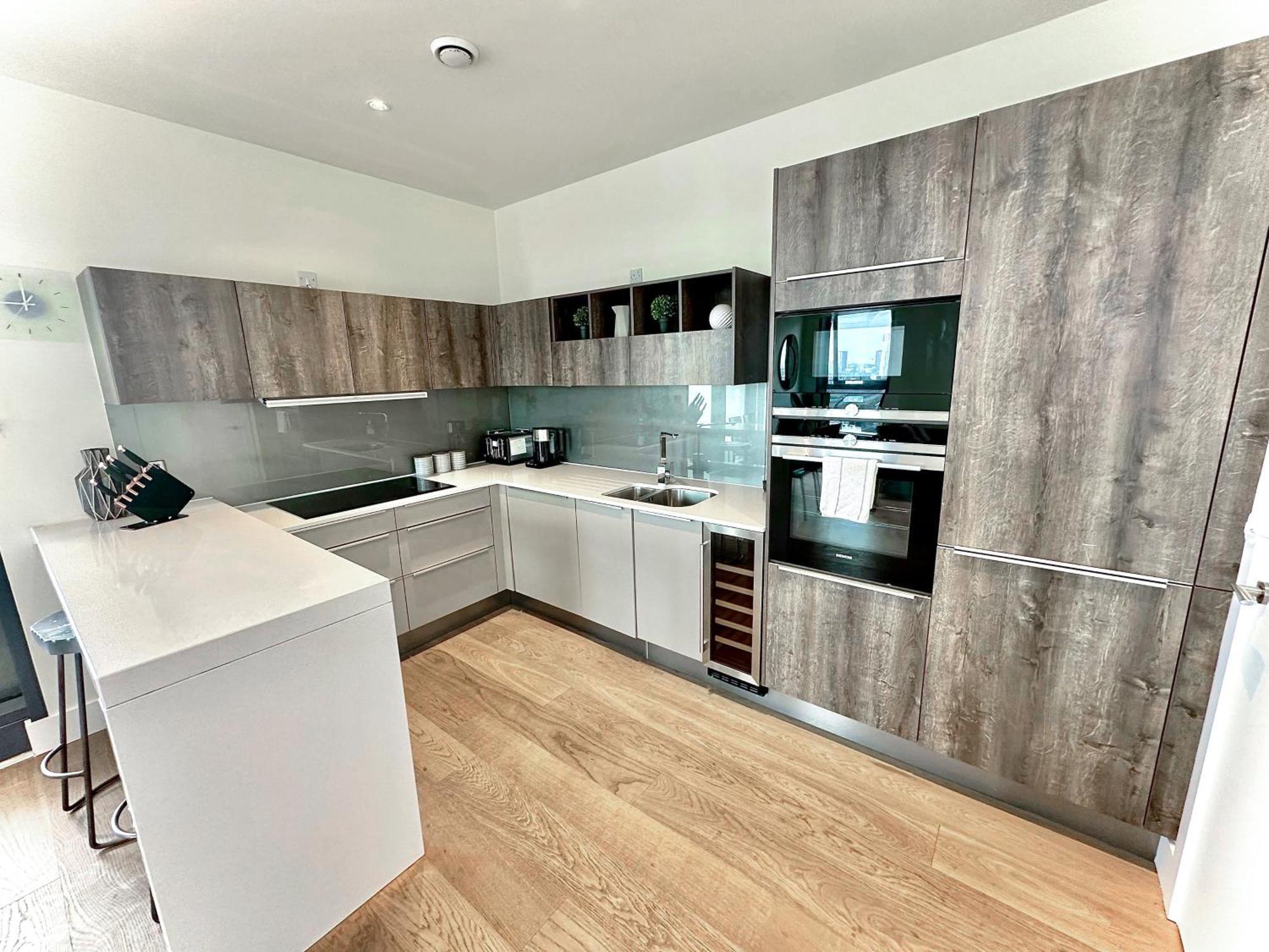 Apartment Elegant 3-bedroom Penthouse With A Private Terrace, Lift Access, And Free Wi-fi, Located In Battersea, Nine Elms London