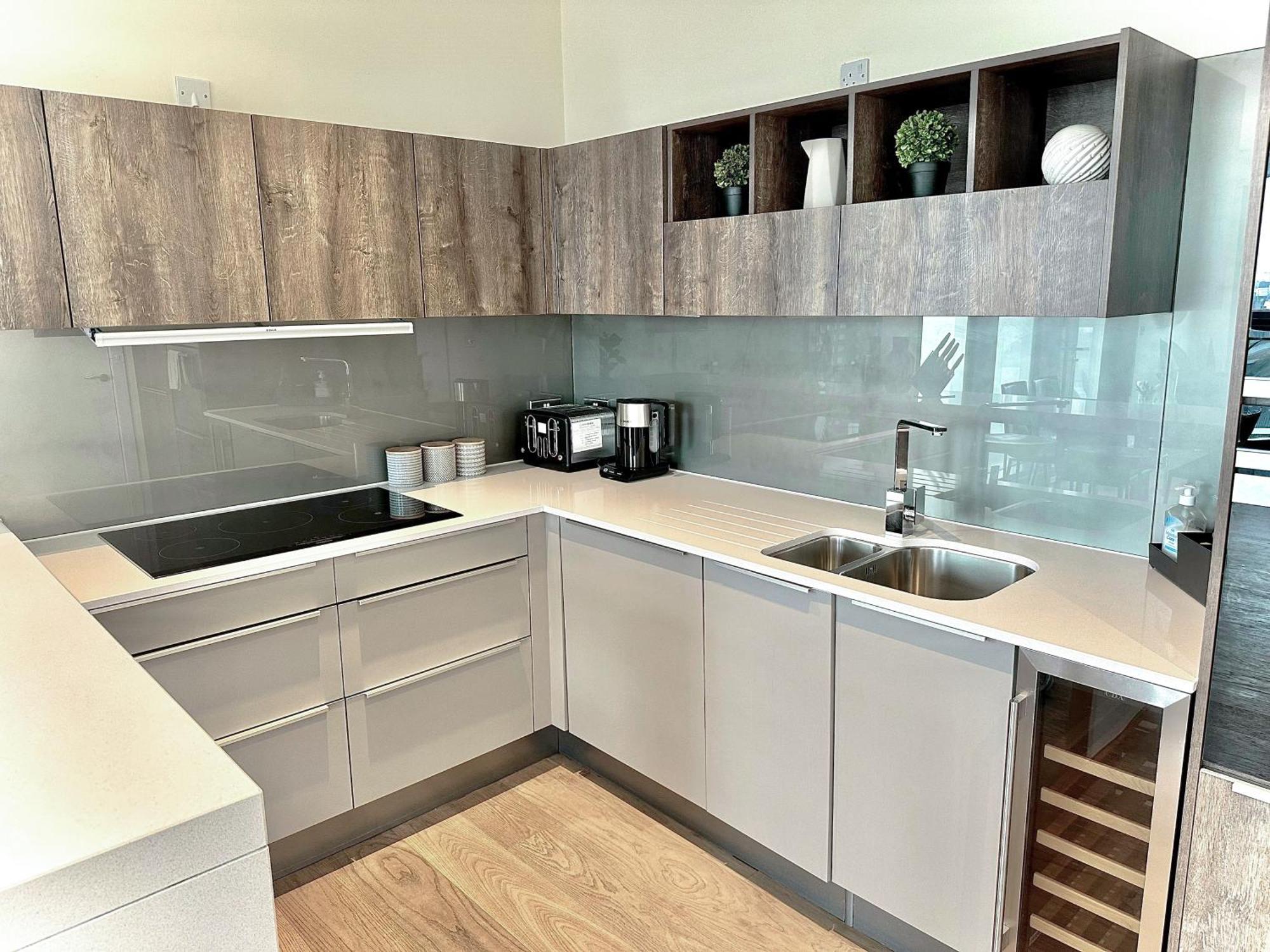 Apartment Elegant 3-bedroom Penthouse With A Private Terrace, Lift Access, And Free Wi-fi, Located In Battersea, Nine Elms *